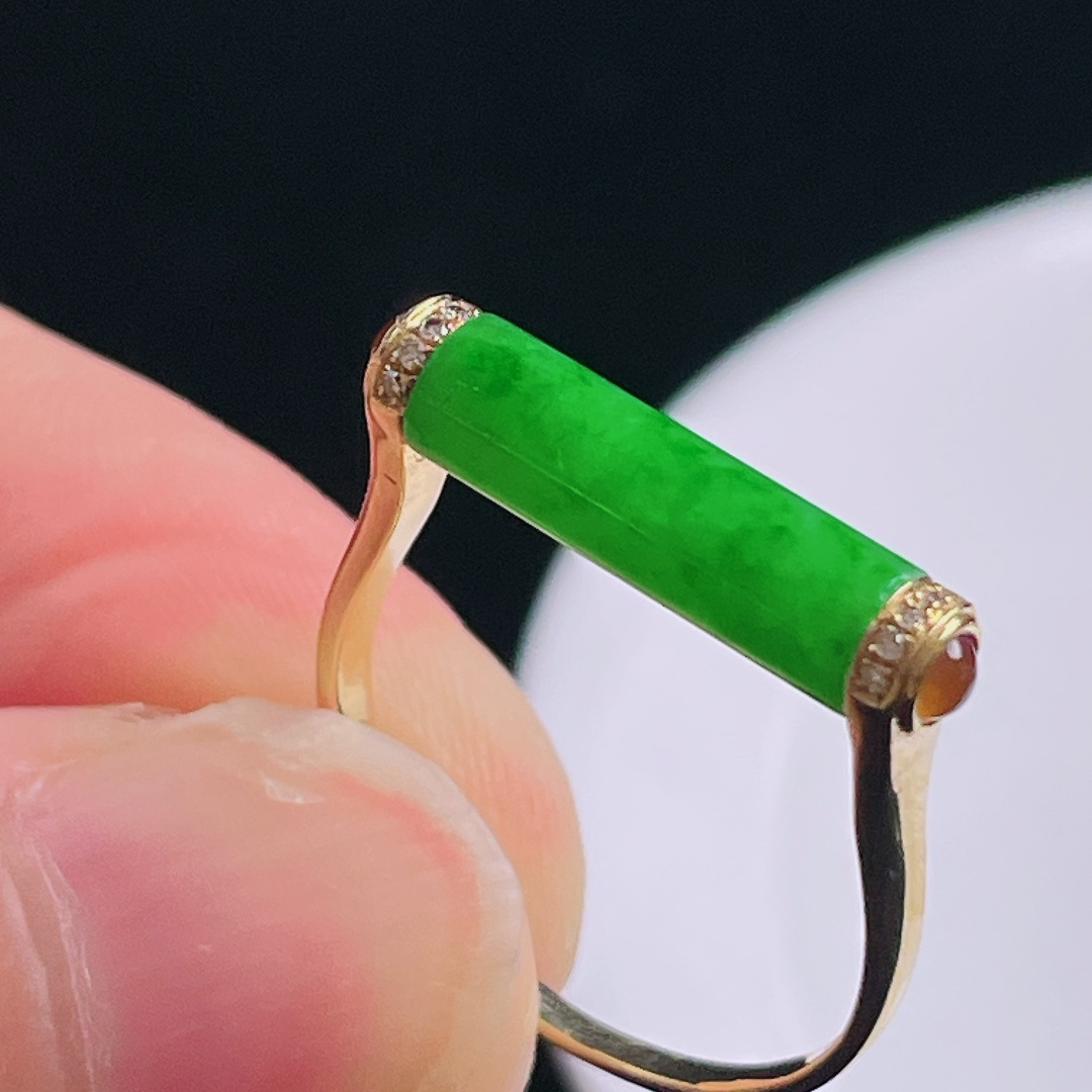 阳绿戒指，18k镶嵌，老种起光，细底通透，尺寸：裸石14.8/4mm0828