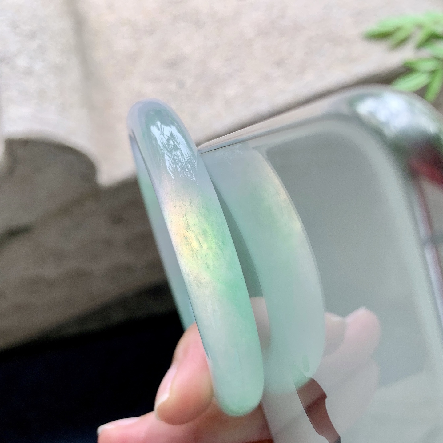 圆条55 56,圈口56.8/10.5/10.7,编码LH082937,描述冰飘阳绿，清透，水润，种老，细腻，打灯有絮线