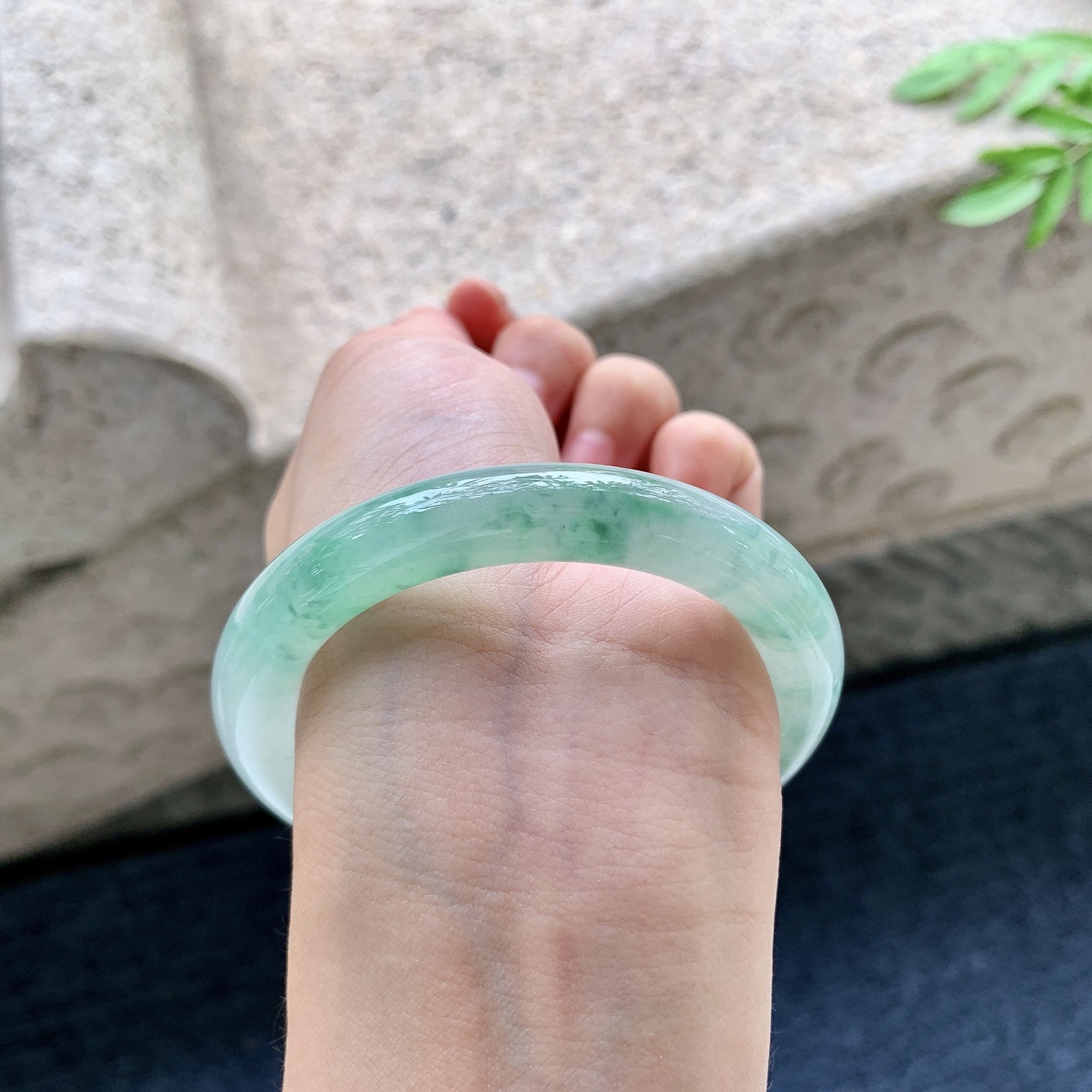 圆条51 52,圈口52.6/10.3/9.6,编码A2082909,冰糯飘绿花，水润，种老，细腻，有纹线