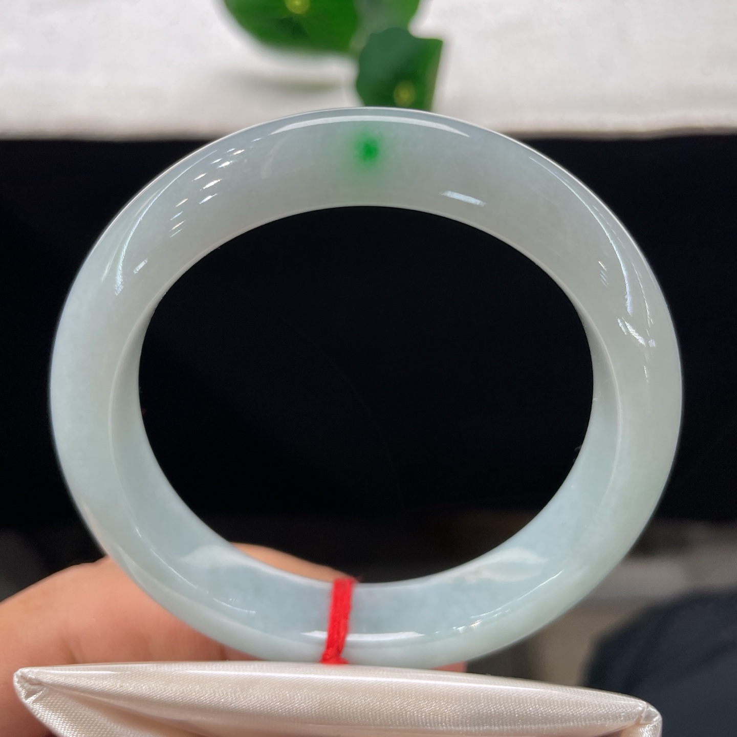 翡翠手镯 圈口55.9/12.5/8.8，白底青正圈，55/56/可戴，素玉凝光，肚里藏金，无裂