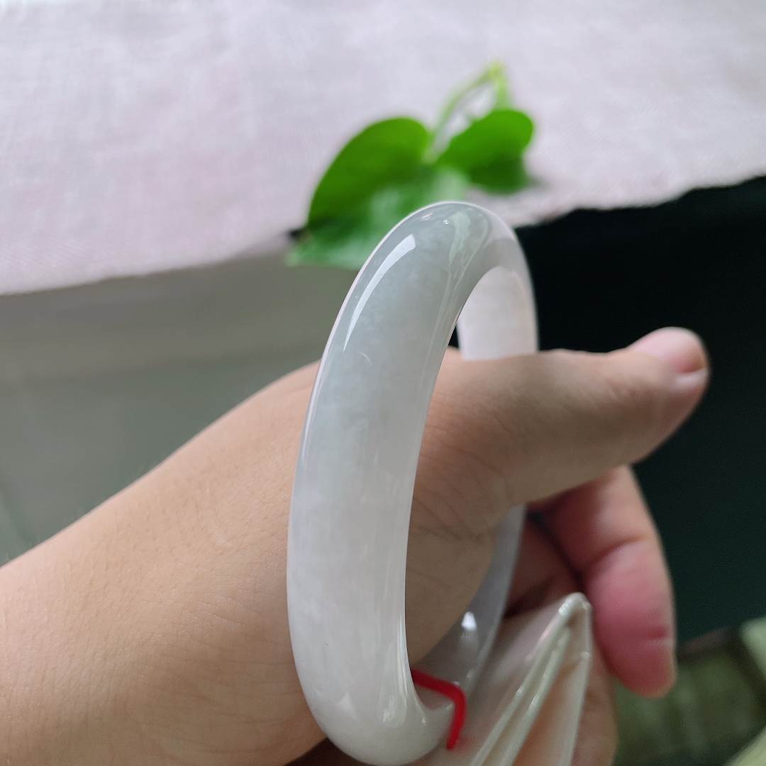 白底正圈，温柔水润，素净清透衬出腕间简约雅致，晶体感，ss54876a