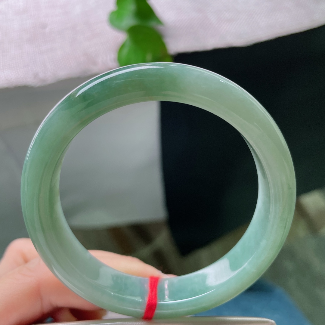 56/12.9/8.6，绿底正圈，无裂，油润蓝水，质地细腻柔光内敛，素雅耐看。ss54405a。
