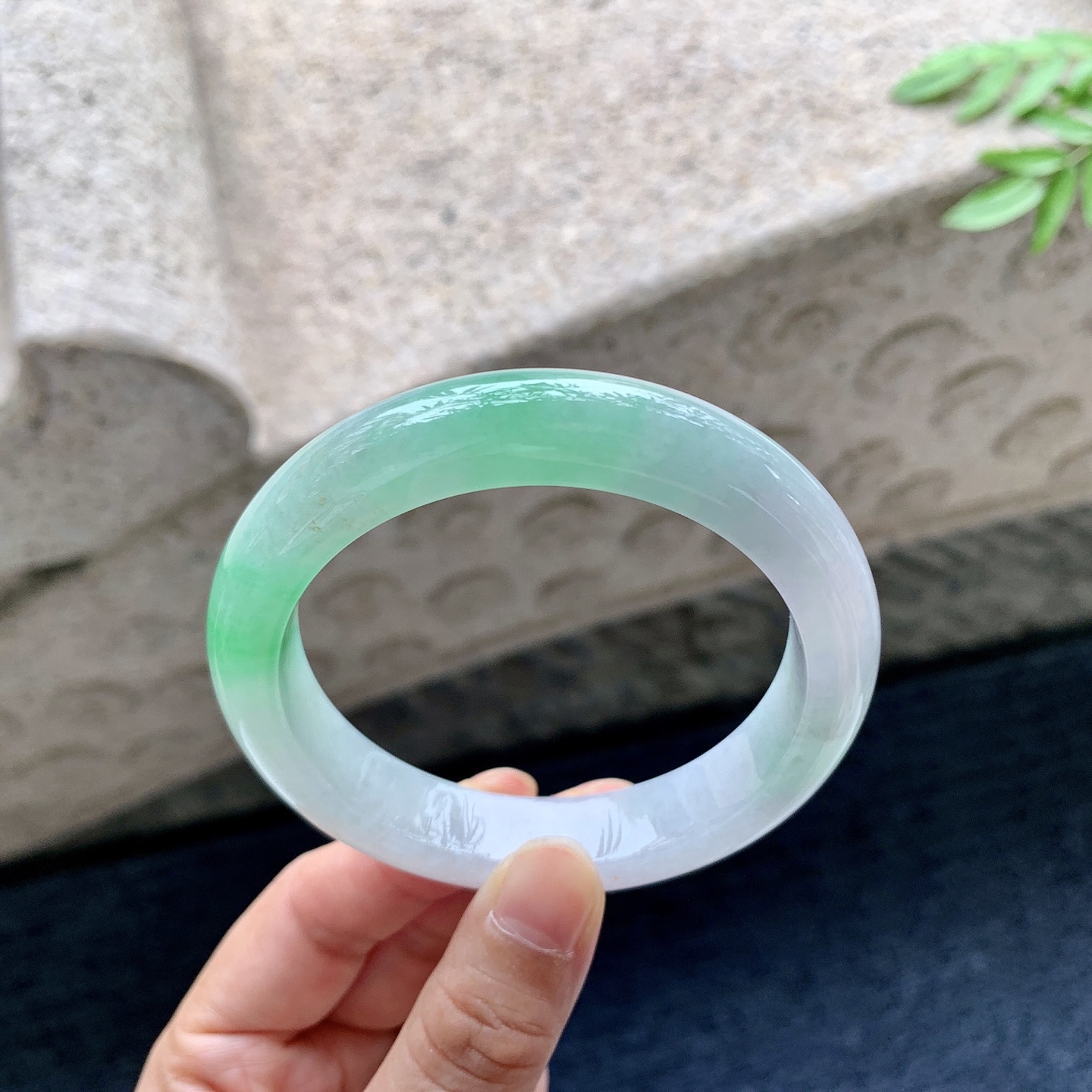 正圈56 57，圈口57.7/12.2/9，编码A2082917，描述细糯飘绿，水润，种老，细腻，打灯有纹线