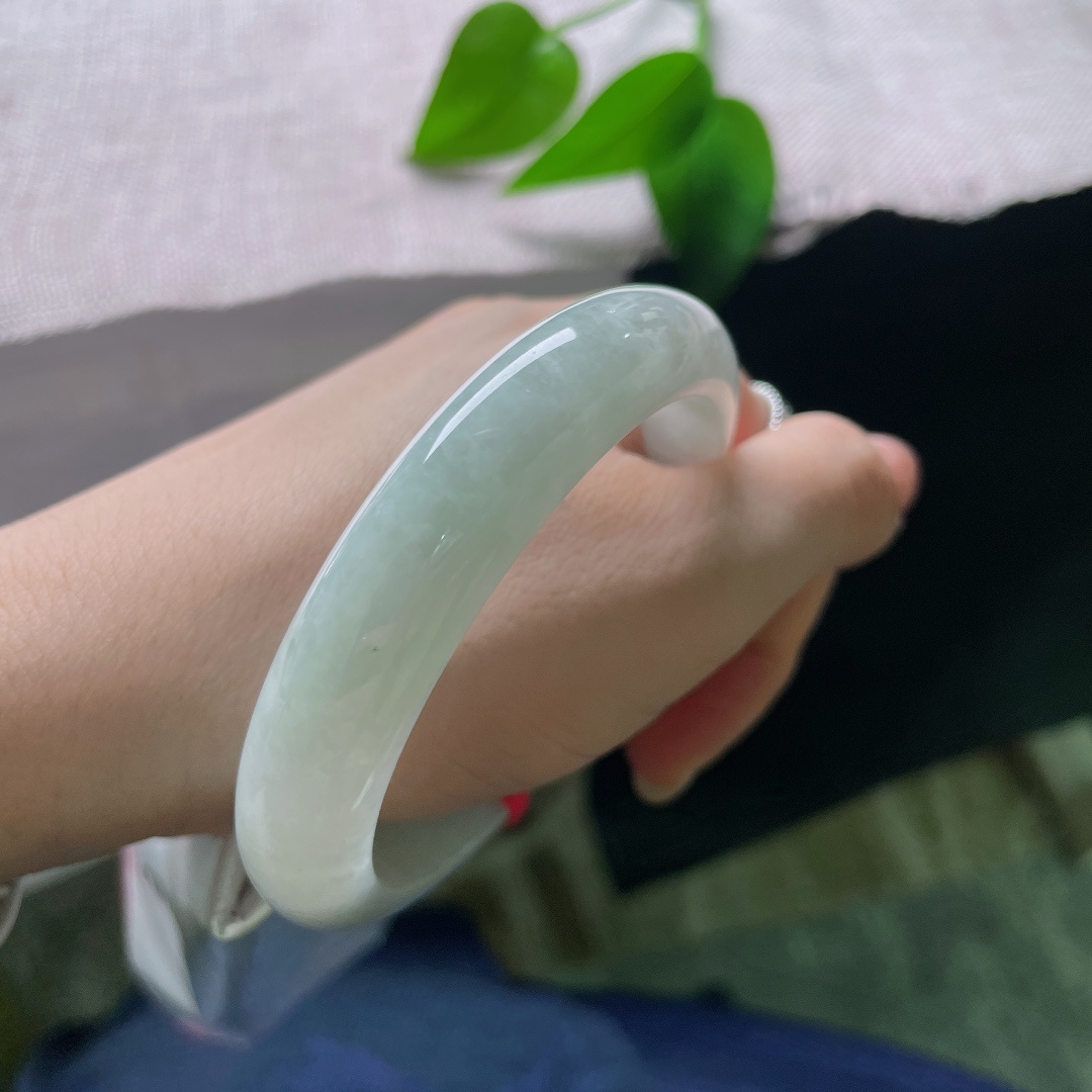 绿底正圈，侧纹，精细抛光工艺，镯面光亮莹润，光泽柔和不张扬，将玉石通透质感完整展现。ss57740a