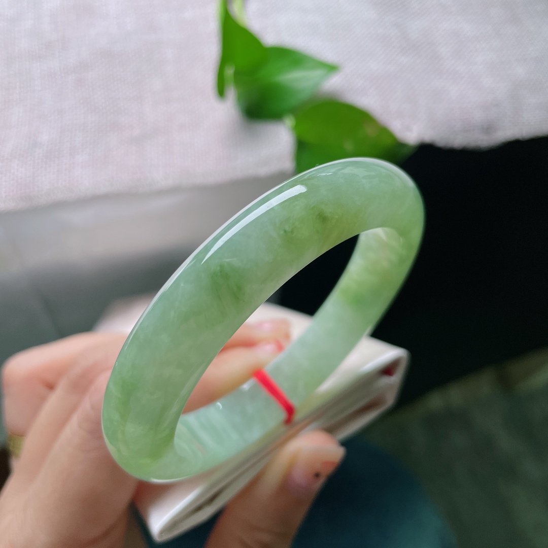 浅绿色正圈，晶体感，嫩翠新芽铺满玉镯，满是春日破土新生的清鲜灵气。ss54984a。