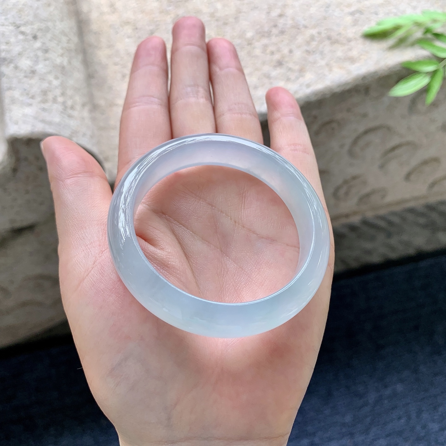 正圈49 50，圈口50.3/12/7.4，编码A2082908，冰糯底色，水润，种老，细腻，打灯有