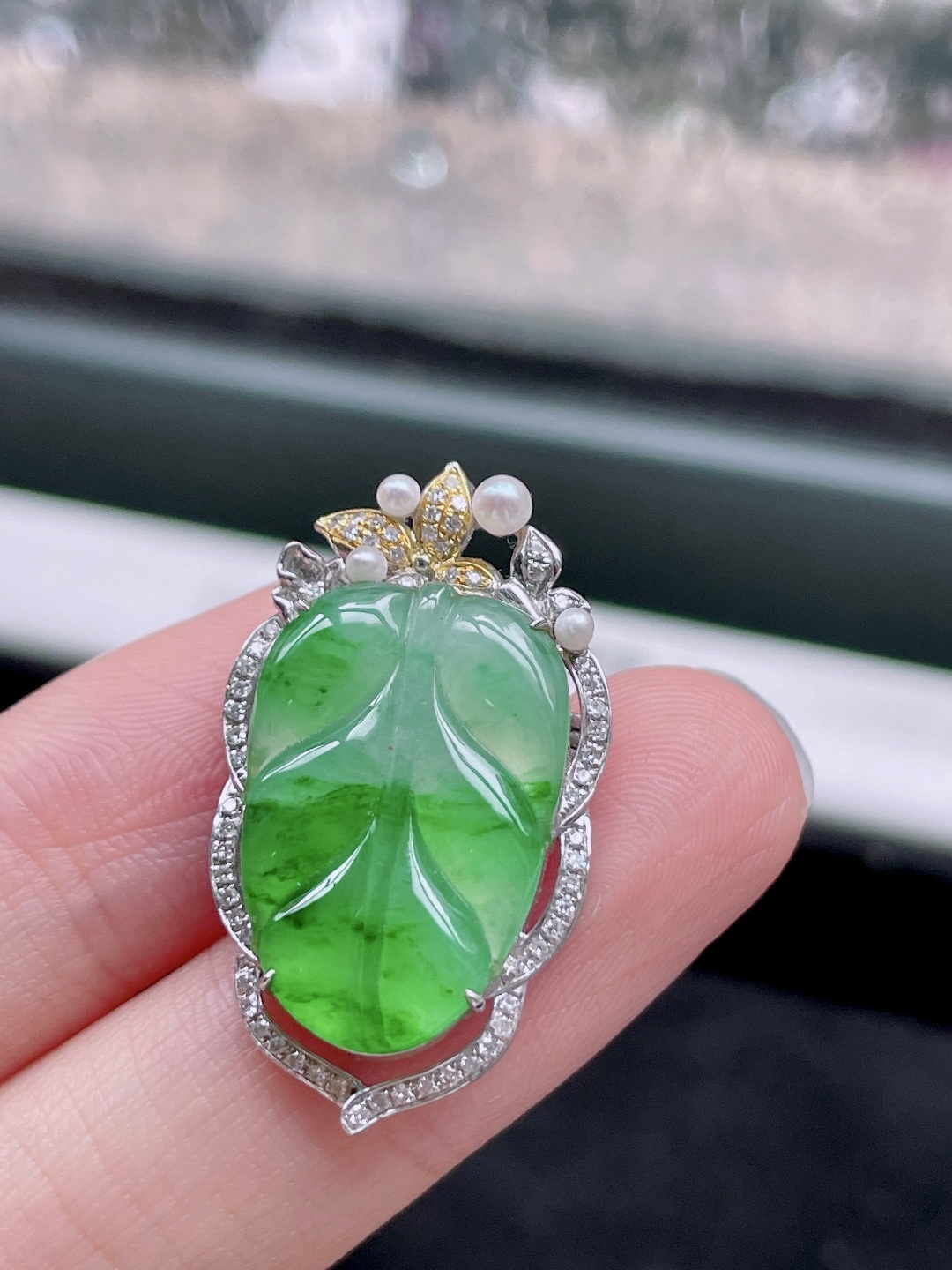 冰飘绿花金枝玉叶胸针+吊坠 两用款,色泽鲜艳，种老水润，18k金镶嵌,整体：30.7/18.2/5.7,裸石：21/14.4