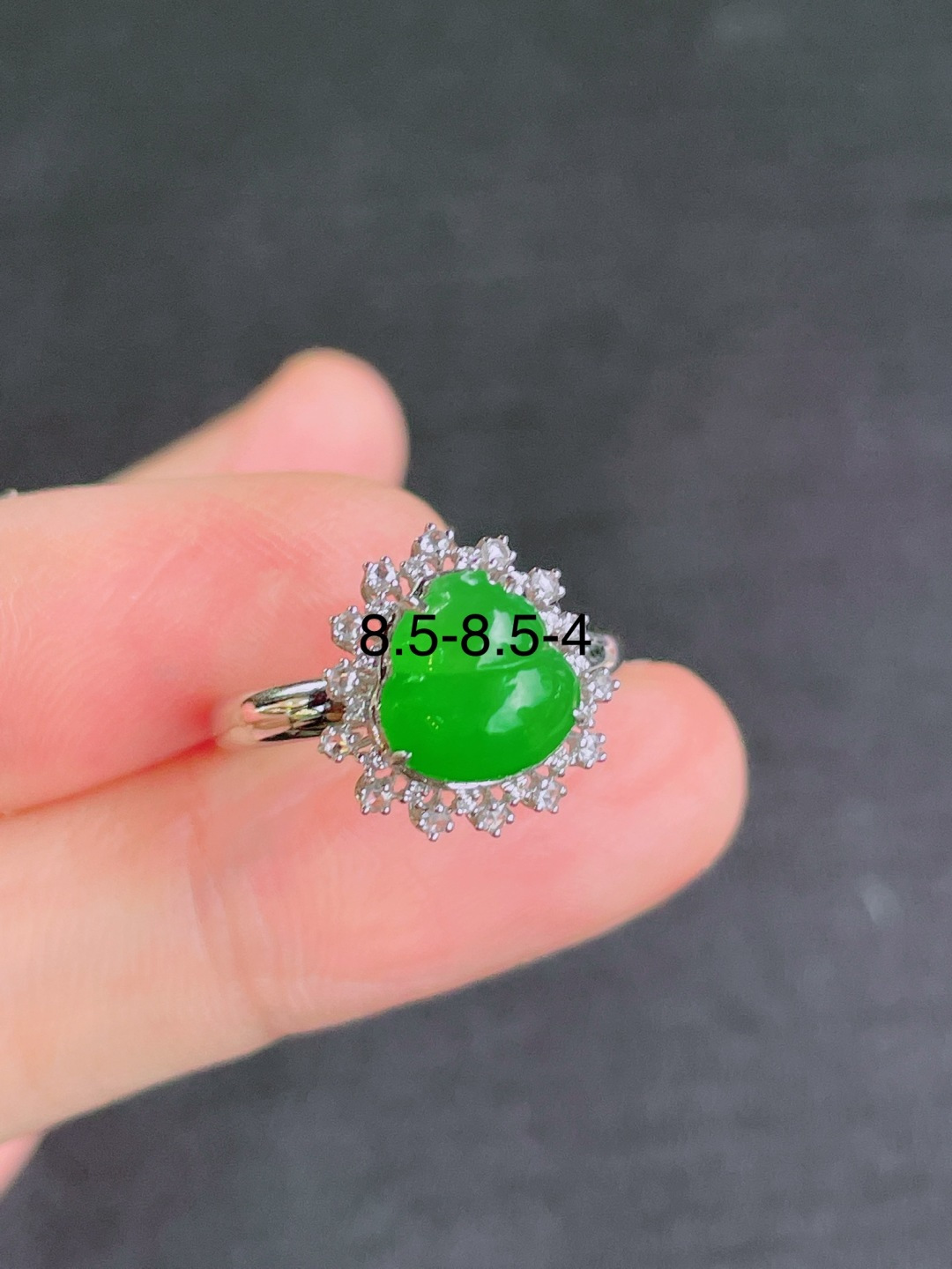 高冰绿葫芦戒指，晶莹剔透，新颖时尚，无裂，8.5-8.5-4