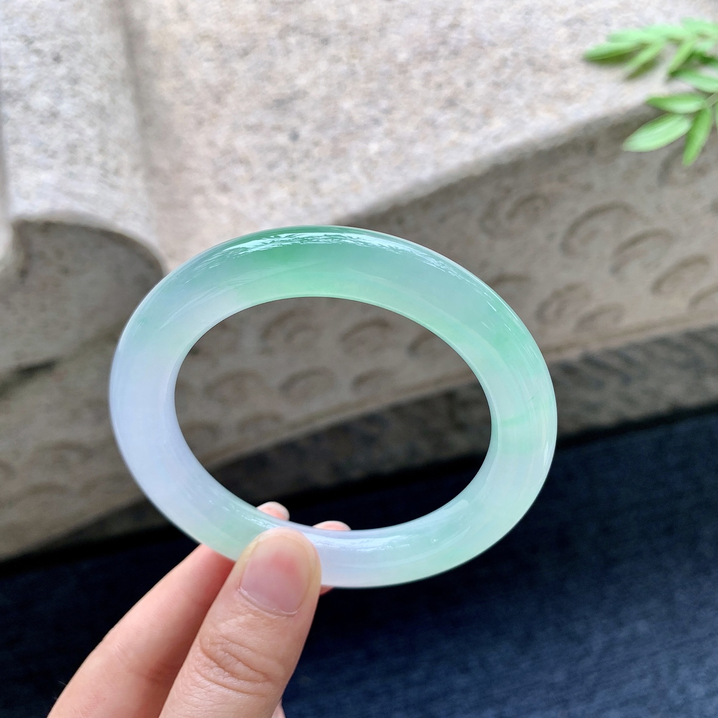 圆条55 56,圈口56.8/10.5/10.7,编码LH082937,描述冰飘阳绿，清透，水润，种老，细腻，打灯有絮线