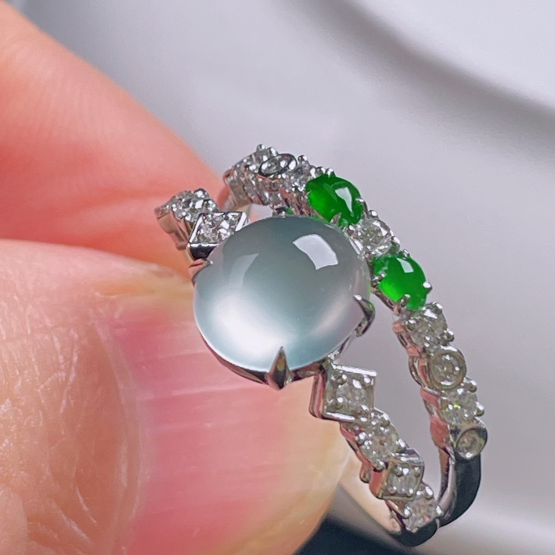 戒指，18k镶嵌，老种起光，细底通透，尺寸：裸石7.9/7.3/4mm0828