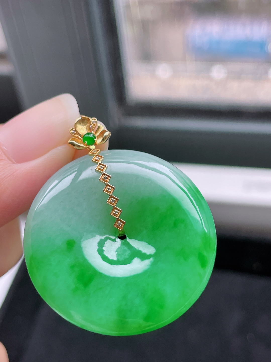 冰种阳绿平安扣,色泽鲜艳，种老水润，18k金镶嵌,整体：39,裸石：32.2/5.8