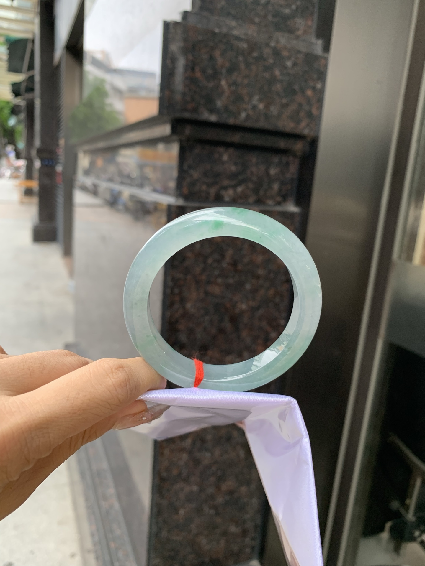 飘绿花正圈,打灯棉絮，底妆冰透，冰底中开出了朵朵绿花，飘花灵动飘逸，勾勒出一幅唯美诗意的山水意境画，古典优雅又秀气