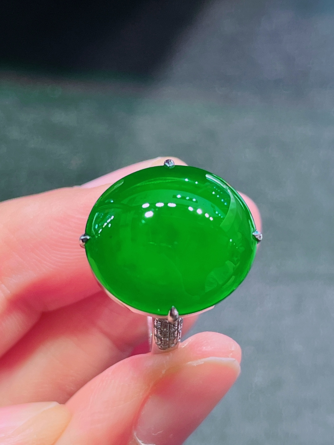 高冰绿蛋面戒指 晶莹剔透，新颖时尚，品相，19-17-6