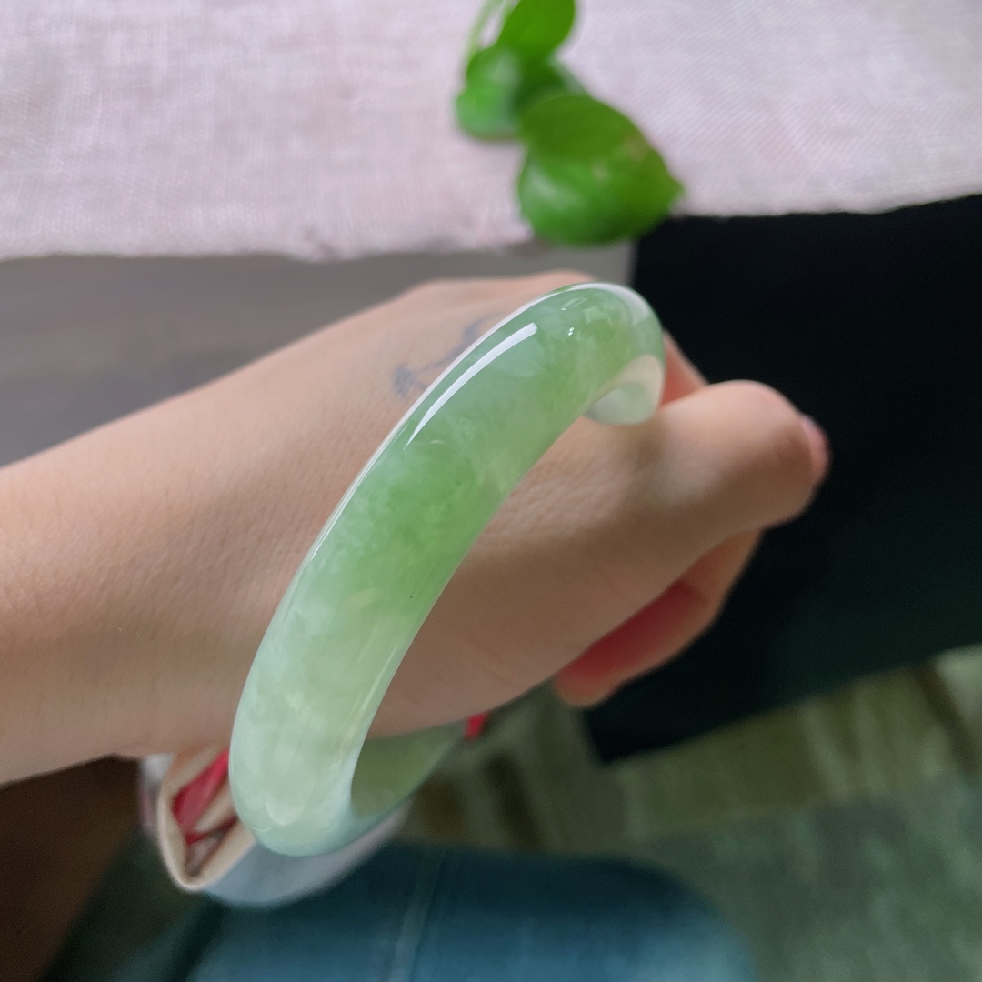 绿底正圈，晶体感，晴水冰种翡翠镯，翠色鲜嫩温润，似春风拂过万物复苏，清新灵动。ss54992a。