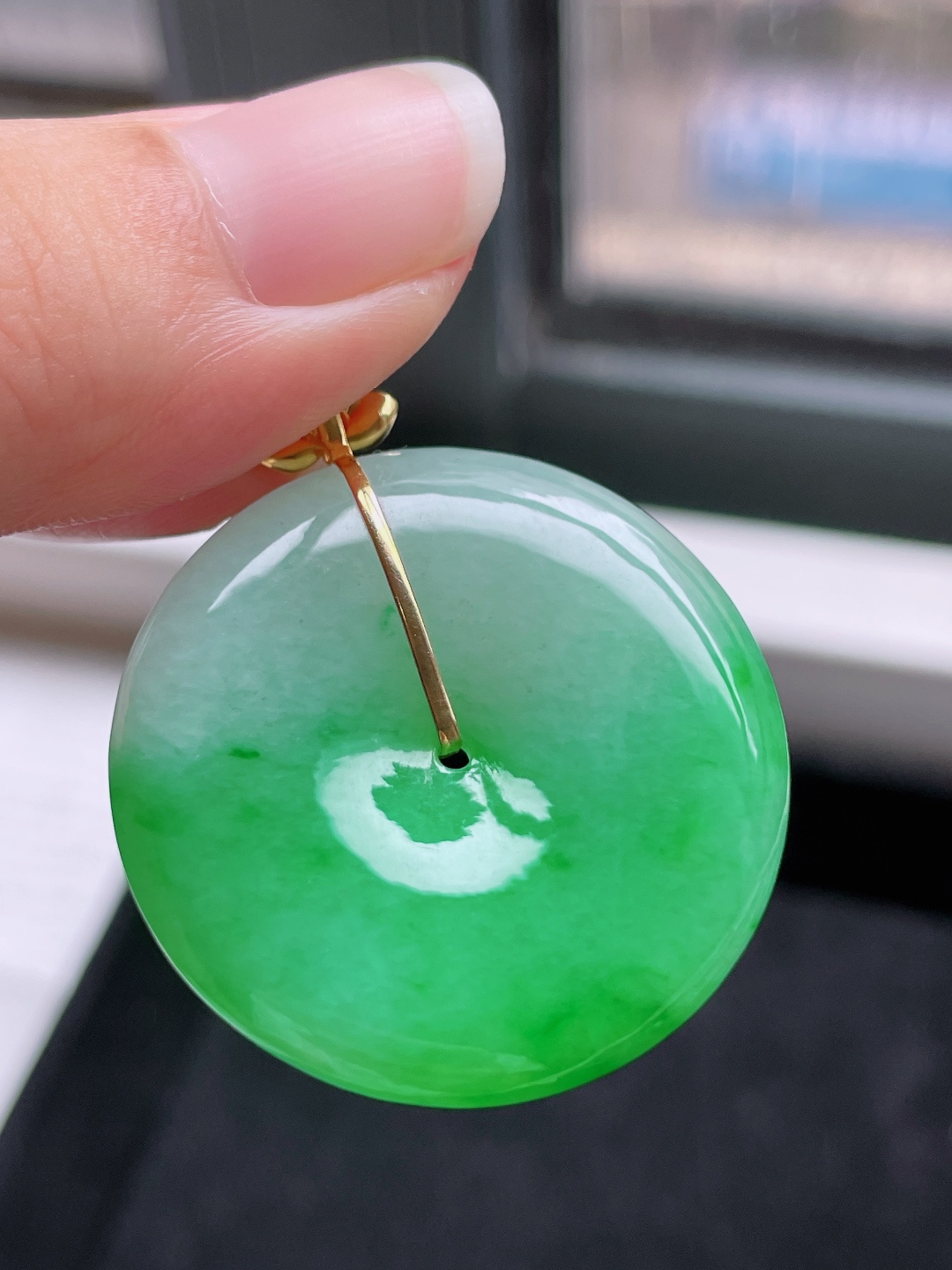 冰种阳绿平安扣,色泽鲜艳，种老水润，18k金镶嵌,整体：39,裸石：32.2/5.8