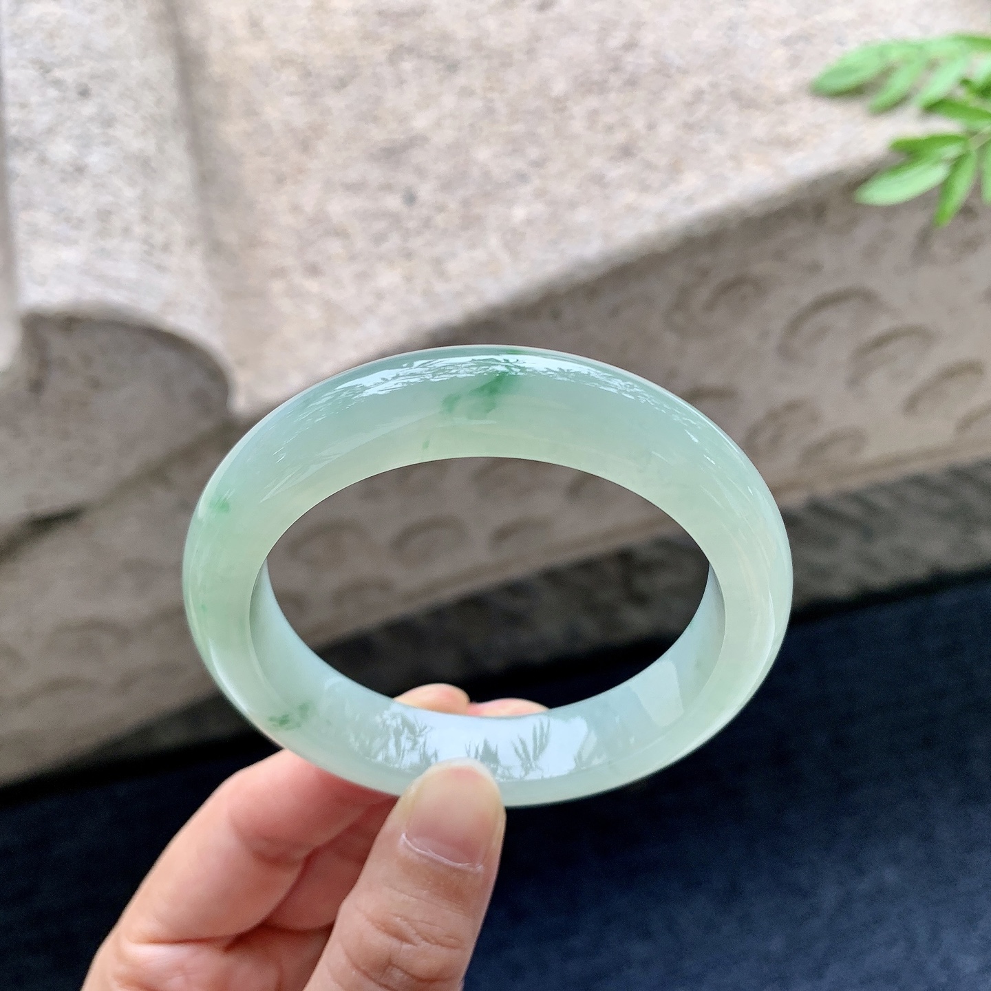 正圈54 55,圈口55.3/12.5/9,编码A2082916,描述糯冰淡绿飘绿，水润，种老，细腻，无裂