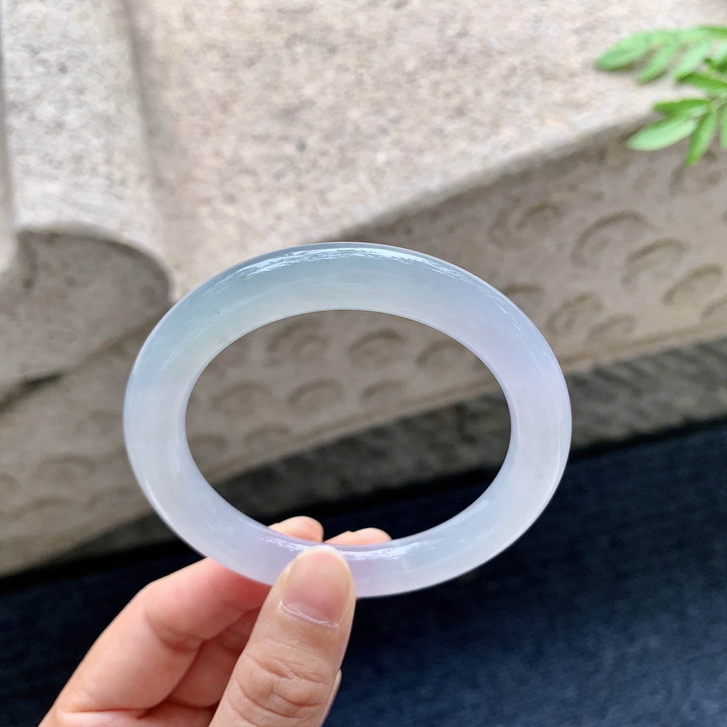 圆条55 56,圈口56/9.6/9.8,编码A2082912,描述细糯底色，水润，种老，细腻，有纹线