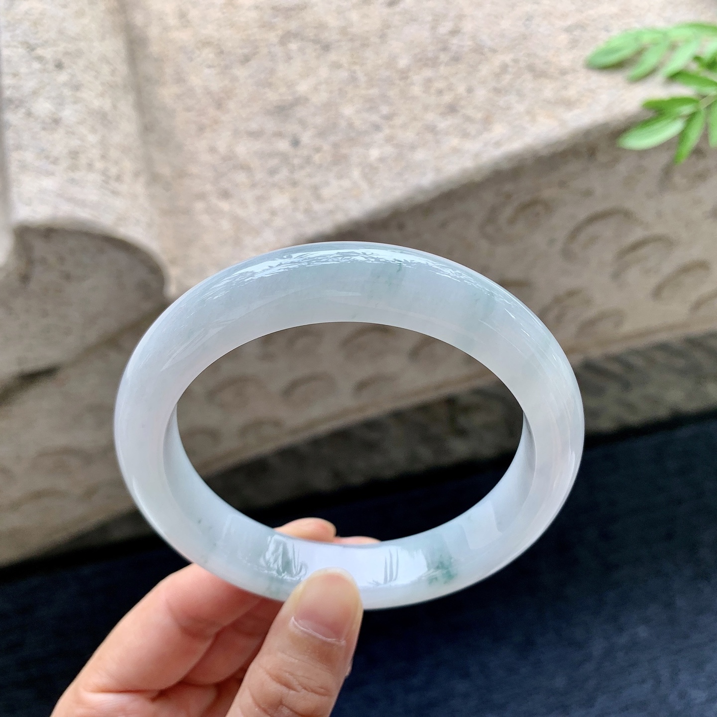 正圈64 65，圈口64.2/12.8/9.7，编码T1082947，糯冰飘花，水润，种老，细腻，无裂。