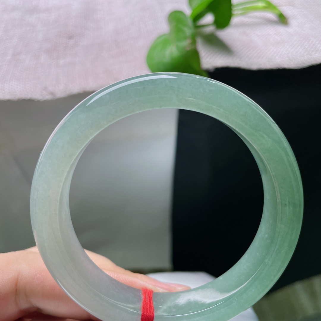 56.5/13/8.9，冰油青正圈，无裂种老，一镯分藏半山半水，深浅柔翠相融，冰润清逸自带山水诗意。ss57000a