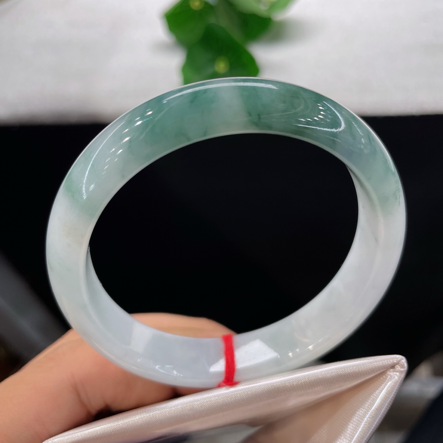 翡翠手镯 圈口54.8/12/7.1，飘花正圈，54/55可戴，墨翠如青霭浮川，莹白似霜华铺玉，飘花若流云漫涧。无裂。