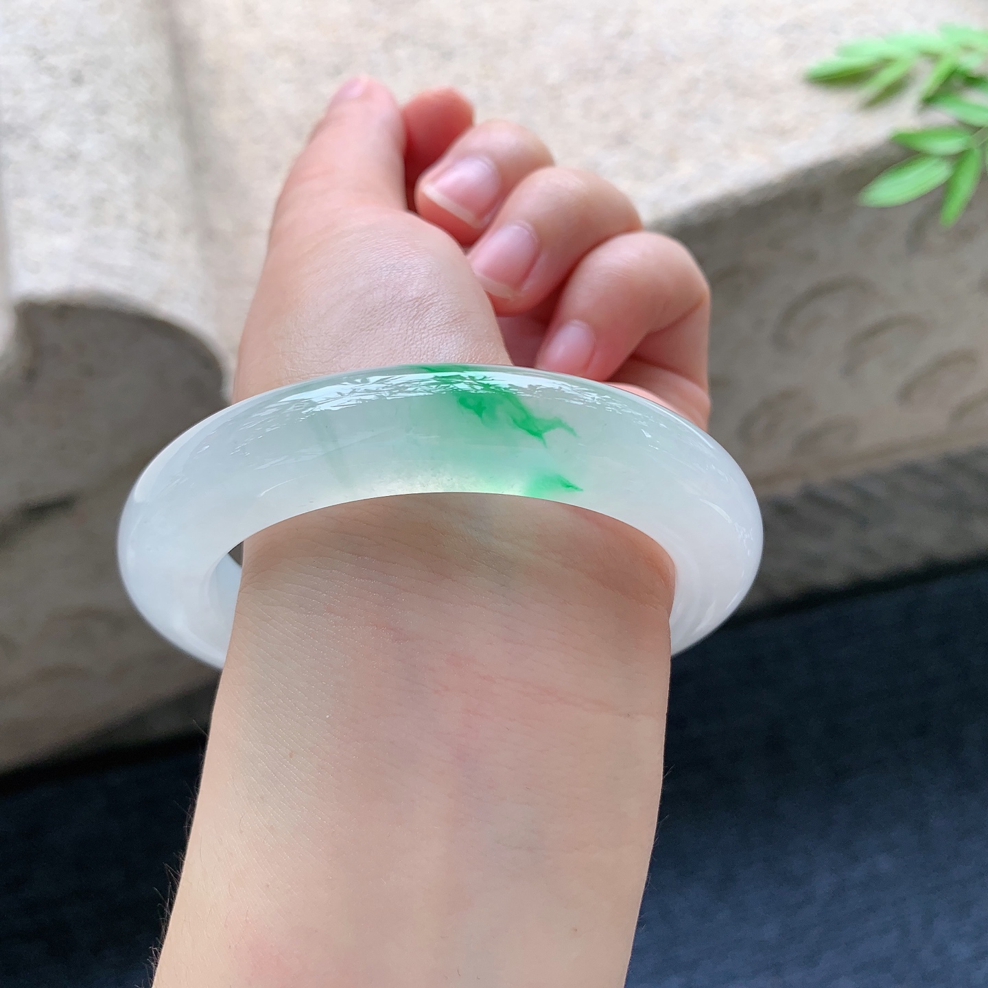 正圈57 58，圈口58.8/12.1/11，编码GJ082940，冰飘绿，清透，水润，种老，细腻，打灯有絮线