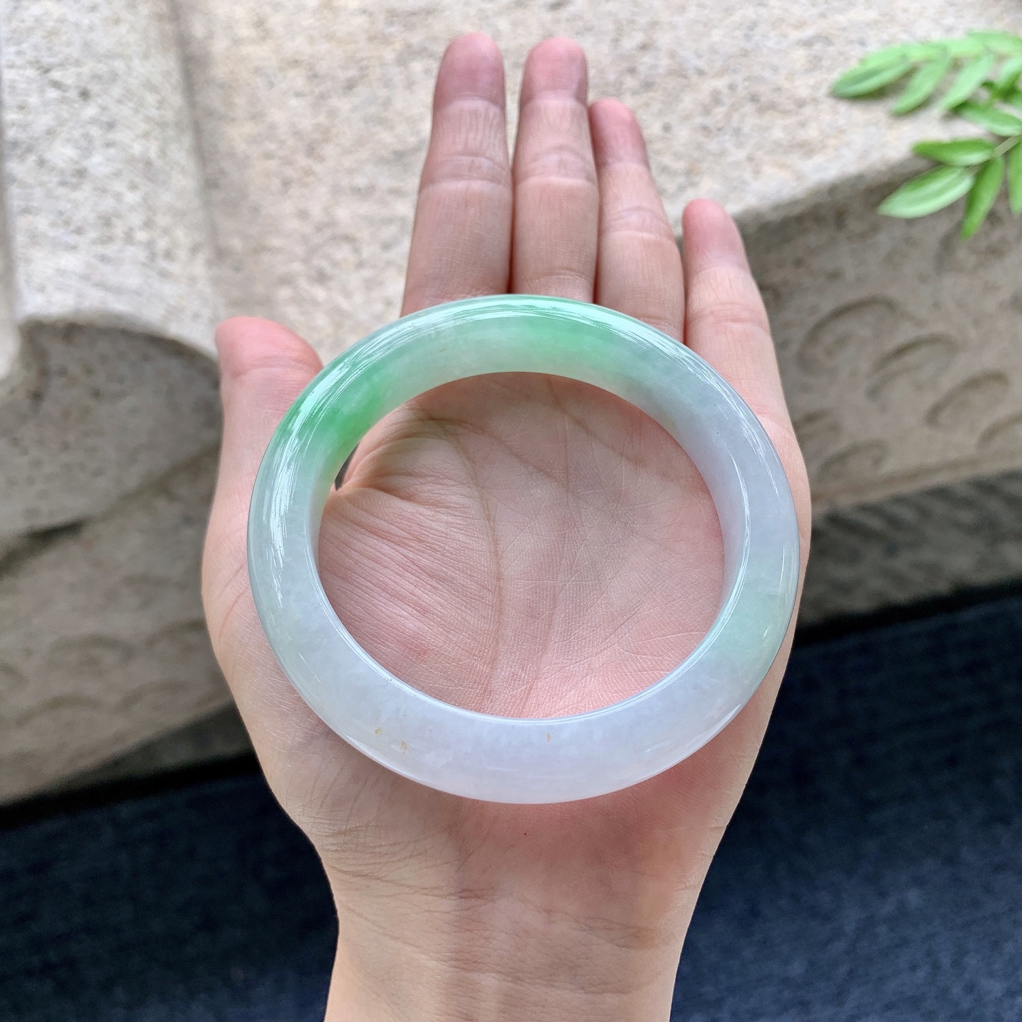 正圈56 57，圈口57.7/12.2/9，编码A2082917，描述细糯飘绿，水润，种老，细腻，打灯有纹线