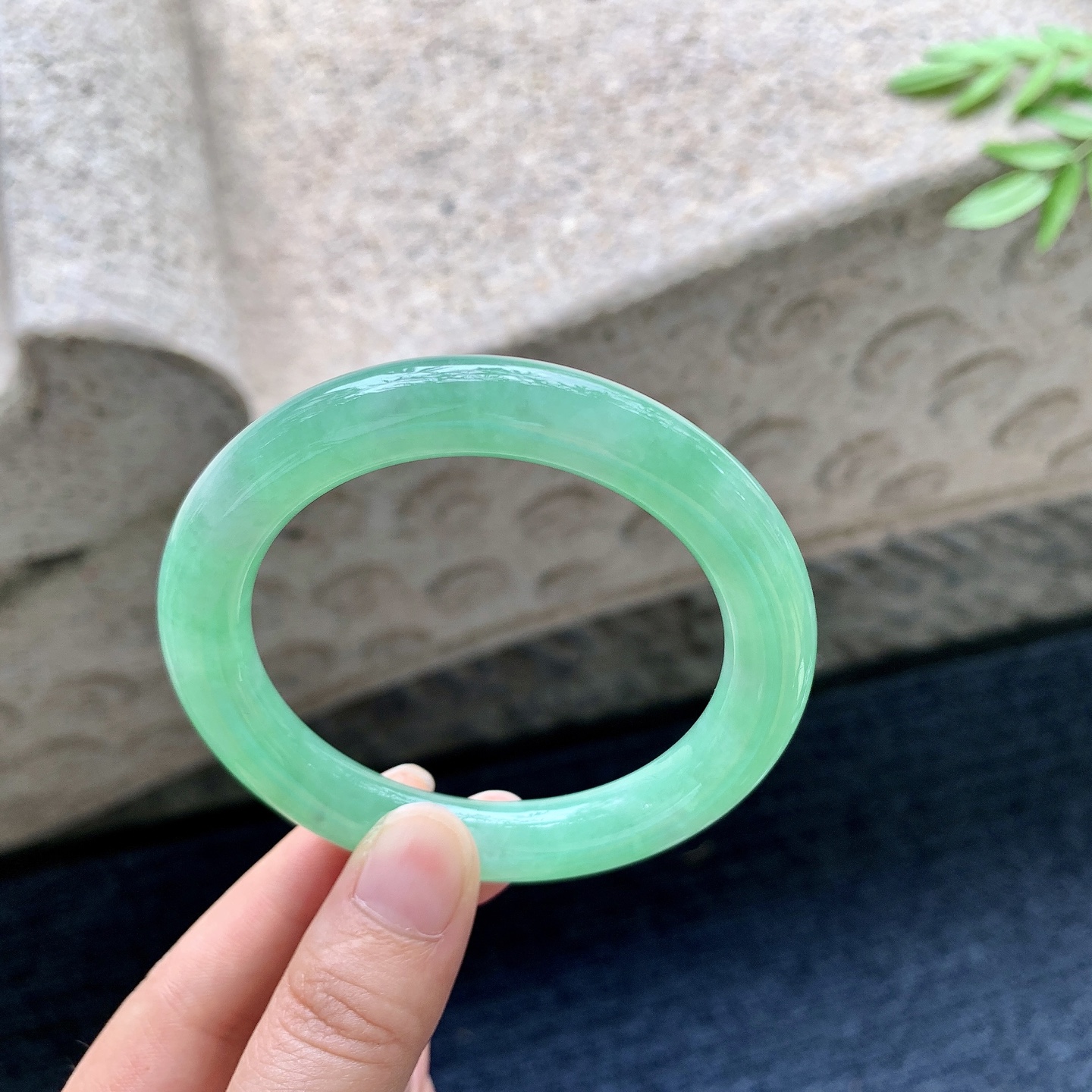 圆条53 54,圈口54.4/9.6/9.9,编码W6082923,满绿，水润，种老，细腻，打灯有棉线