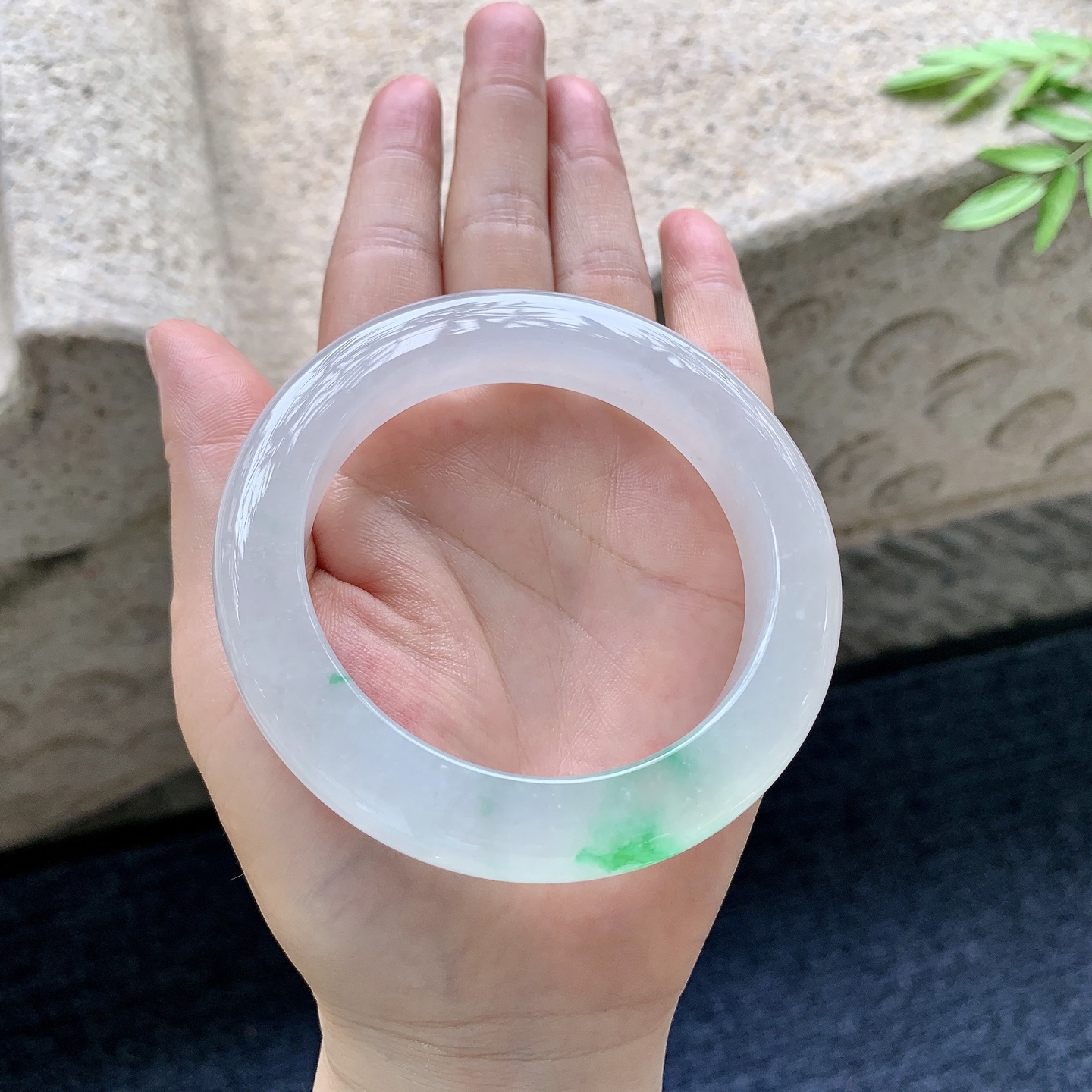 正圈57 58，圈口58.8/12.1/11，编码GJ082940，冰飘绿，清透，水润，种老，细腻，打灯有絮线
