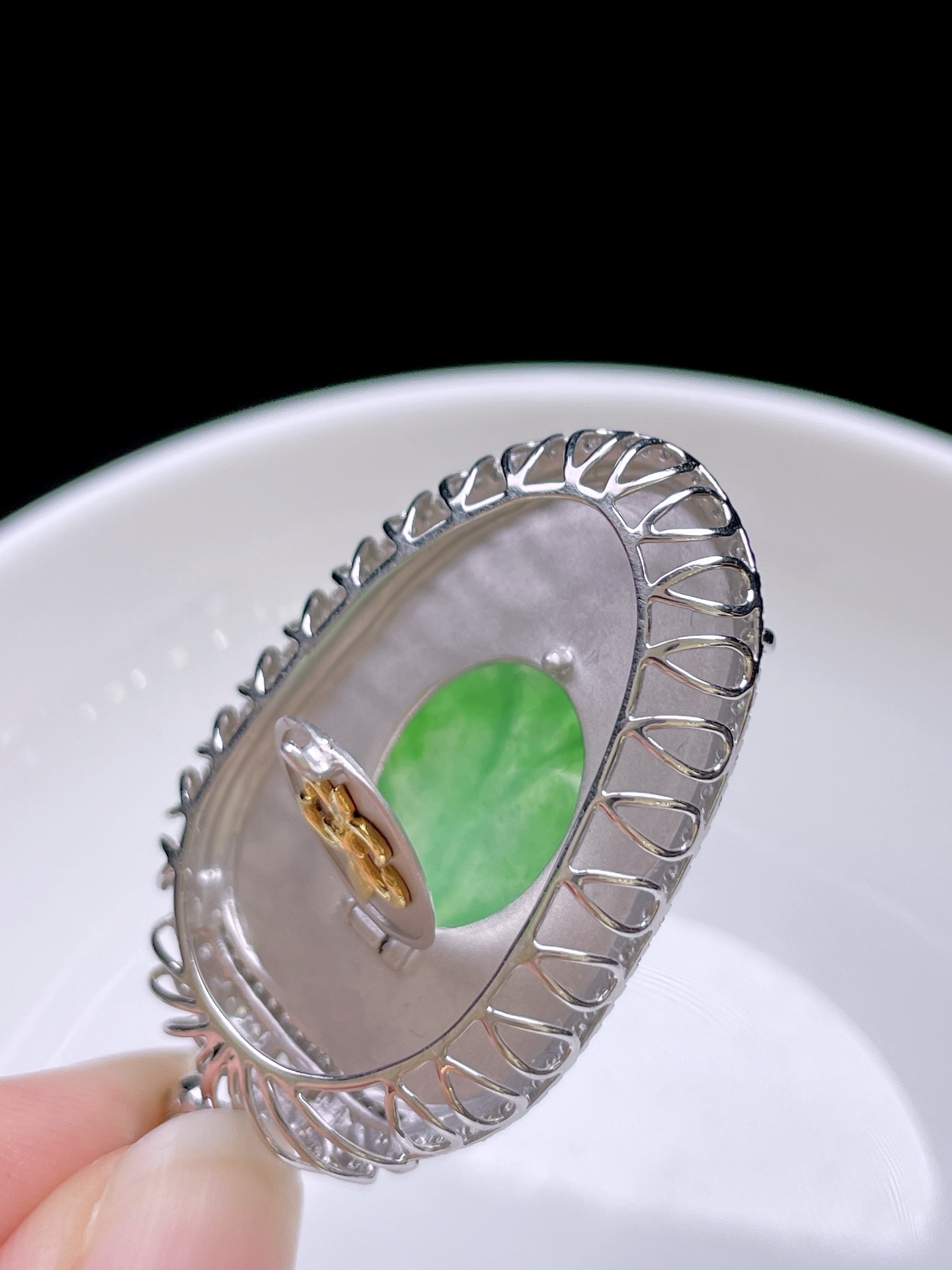 阳绿家大业大,色泽鲜艳，种老水润，18k金镶嵌,整体：43.8/23.5/9.7,裸石：30.2/20.5