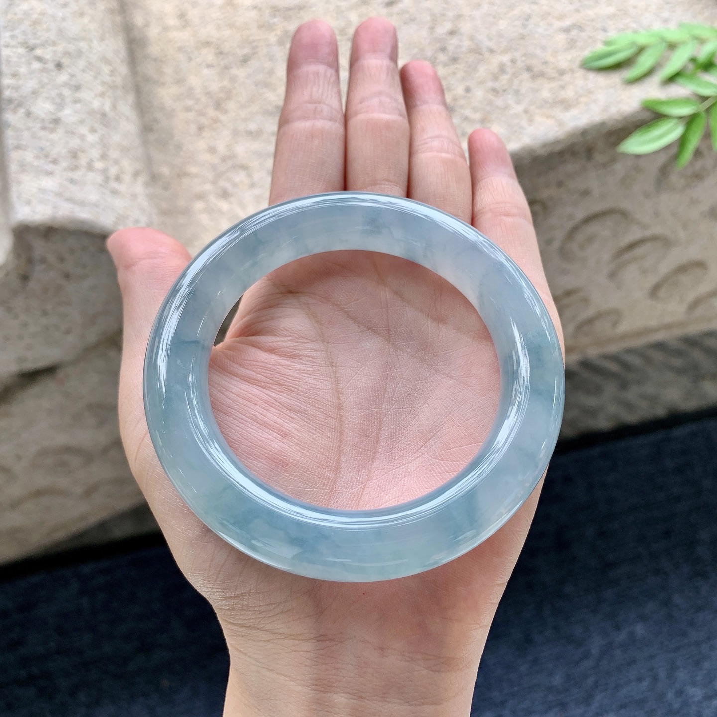 圆条55 56，圈口56.5/11.4/11.7，编码WW082946，冰糯飘花，水润，种老，细腻，打灯有絮线