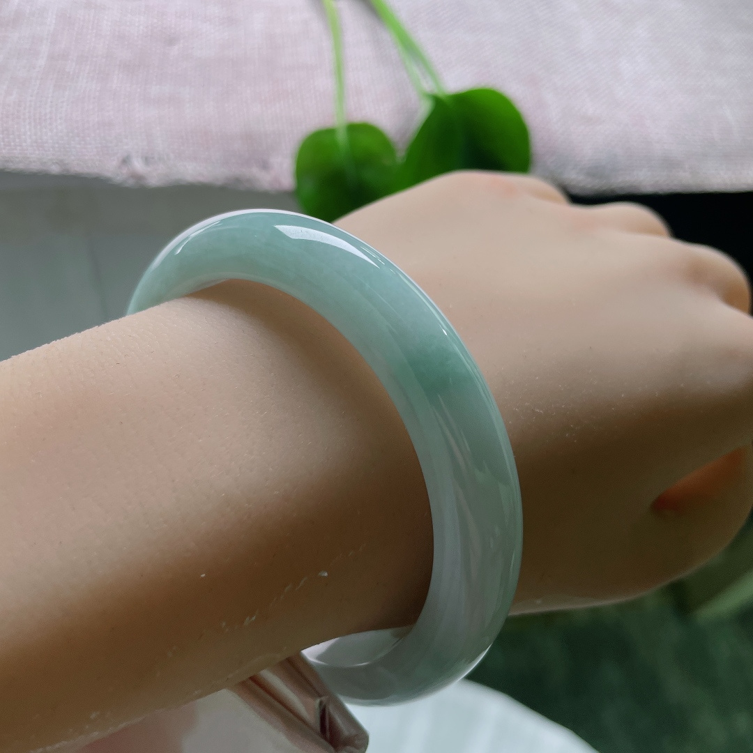 蓝底正圈，无裂，属于耐看的类型，越看越舒服，不会看久了就审美疲劳。ss57601a