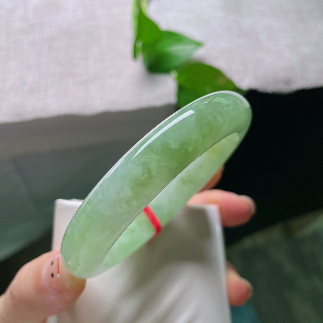 浅绿色正圈，晶体感，嫩翠新芽铺满玉镯，满是春日破土新生的清鲜灵气。ss54984a。