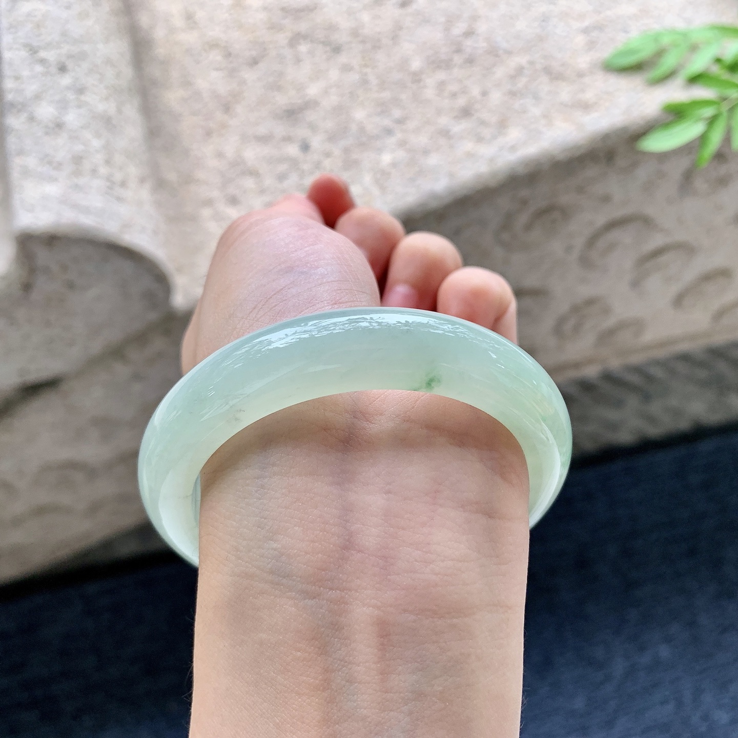 正圈54 55,圈口55.3/12.5/9,编码A2082916,描述糯冰淡绿飘绿，水润，种老，细腻，无裂