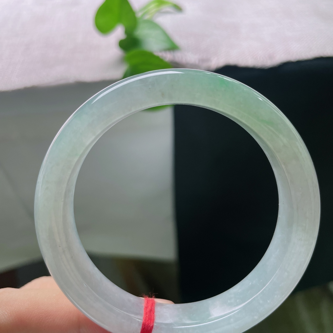 54.2/12.2/8.3，飘绿正圈，有裂，莹润清透，冰白底子间浮着一缕金丝绿，将独有的雅致藏于日常