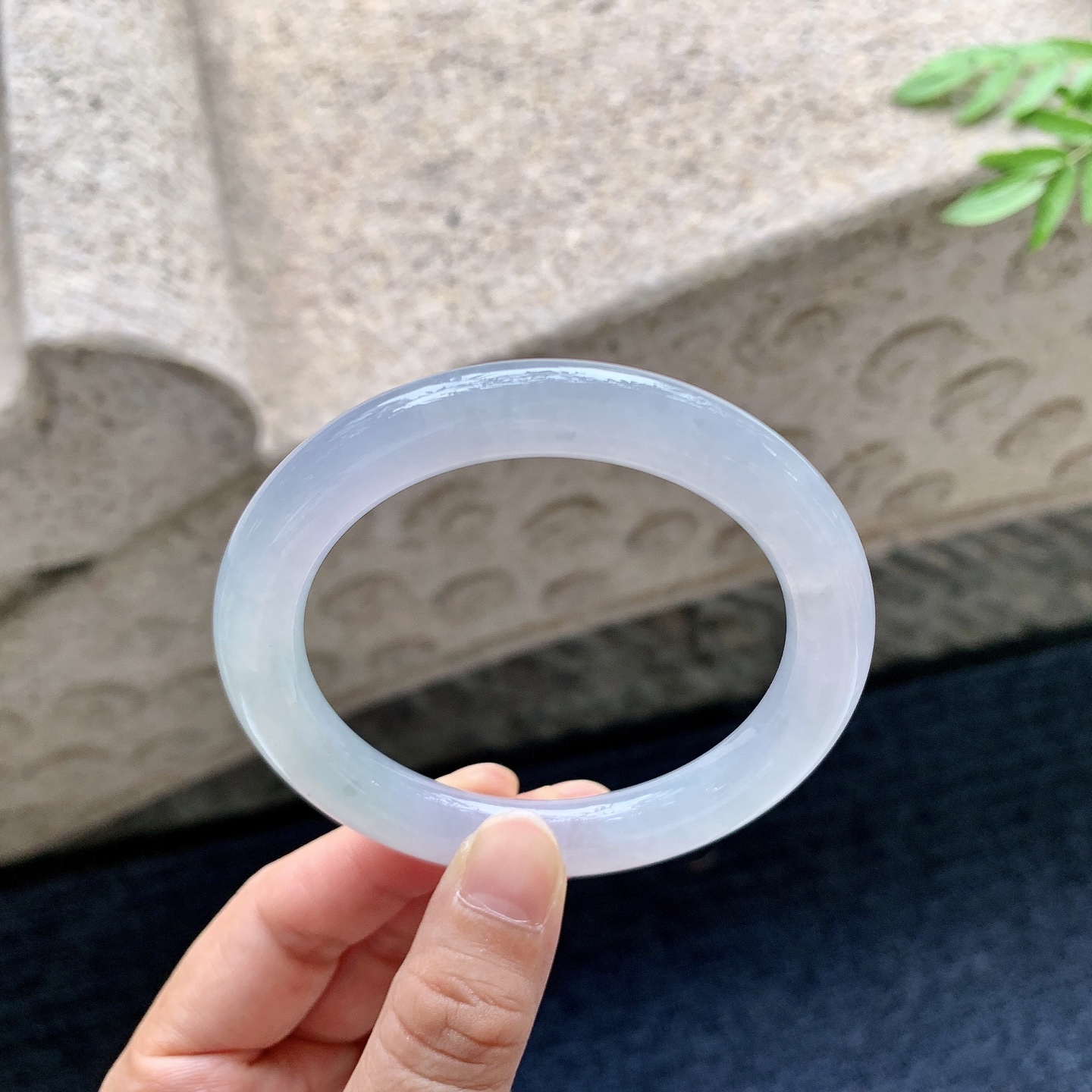 圆条55 56,圈口56/9.6/9.8,编码A2082912,描述细糯底色，水润，种老，细腻，有纹线