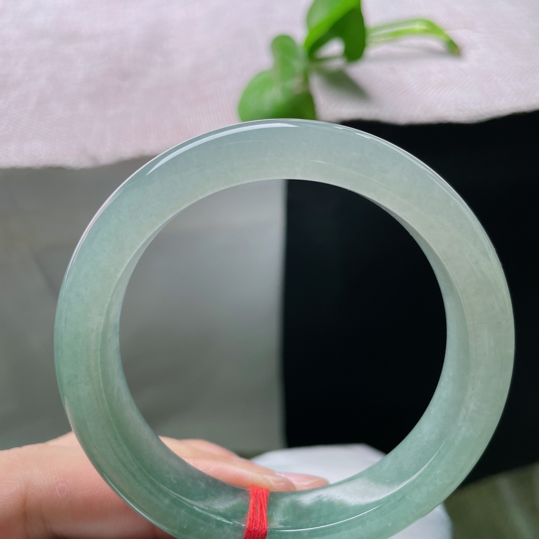 56.5/13/8.9，冰油青正圈，无裂种老，一镯分藏半山半水，深浅柔翠相融，冰润清逸自带山水诗意。ss57000a
