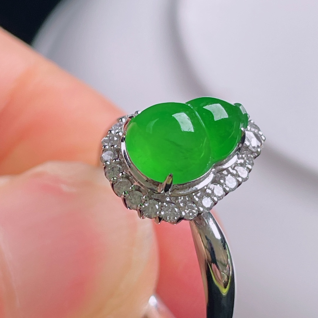 冰绿葫芦戒指，18k镶嵌，老种起光，细底通透，尺寸：裸石9.2/7/4.4mm0828