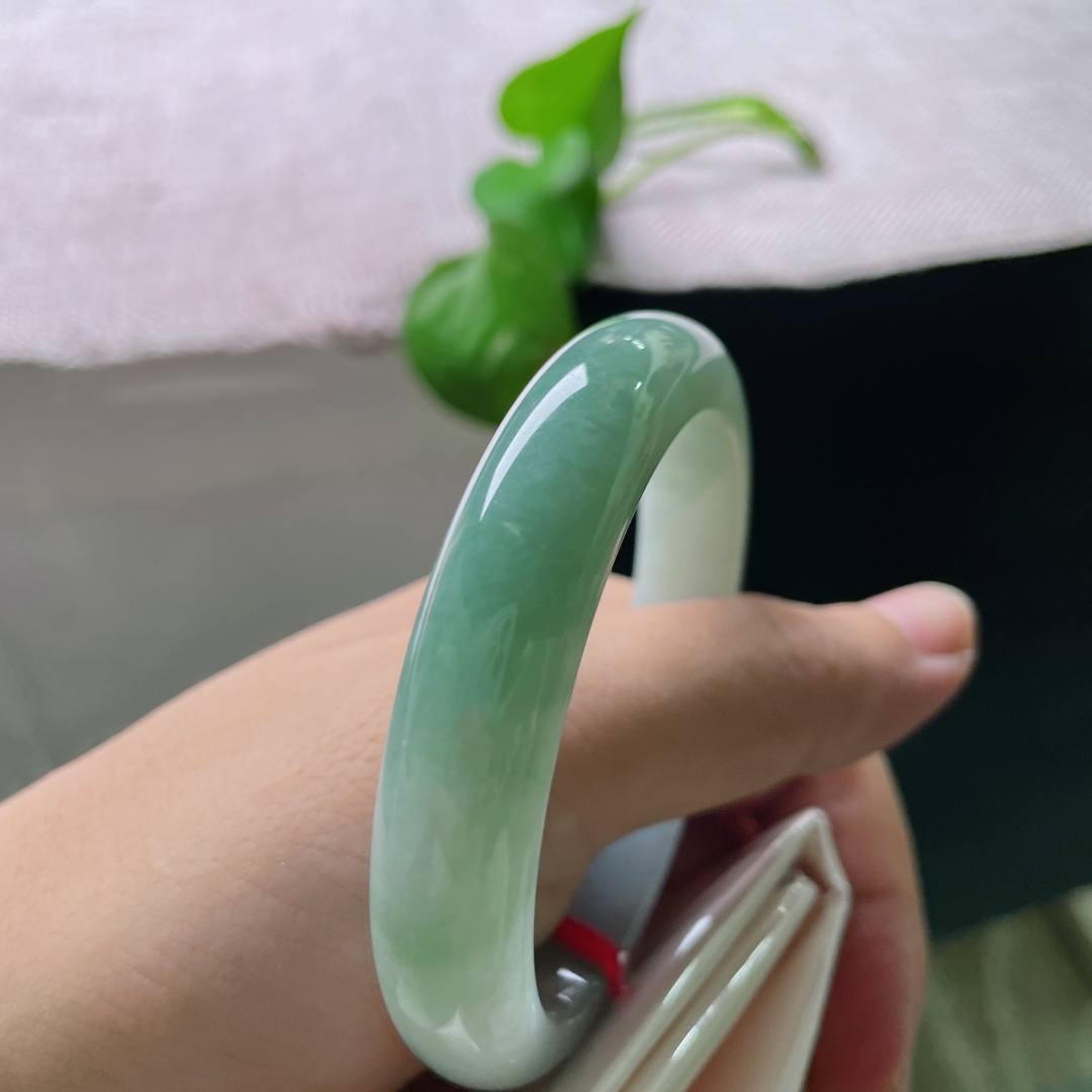 绿底正圈，水润细腻，半山水，沁人心脾，温婉，无裂，Ss54382a