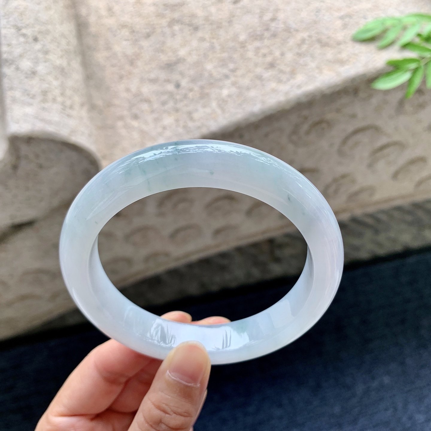 正圈64 65，圈口64.2/12.8/9.7，编码T1082947，糯冰飘花，水润，种老，细腻，无裂。