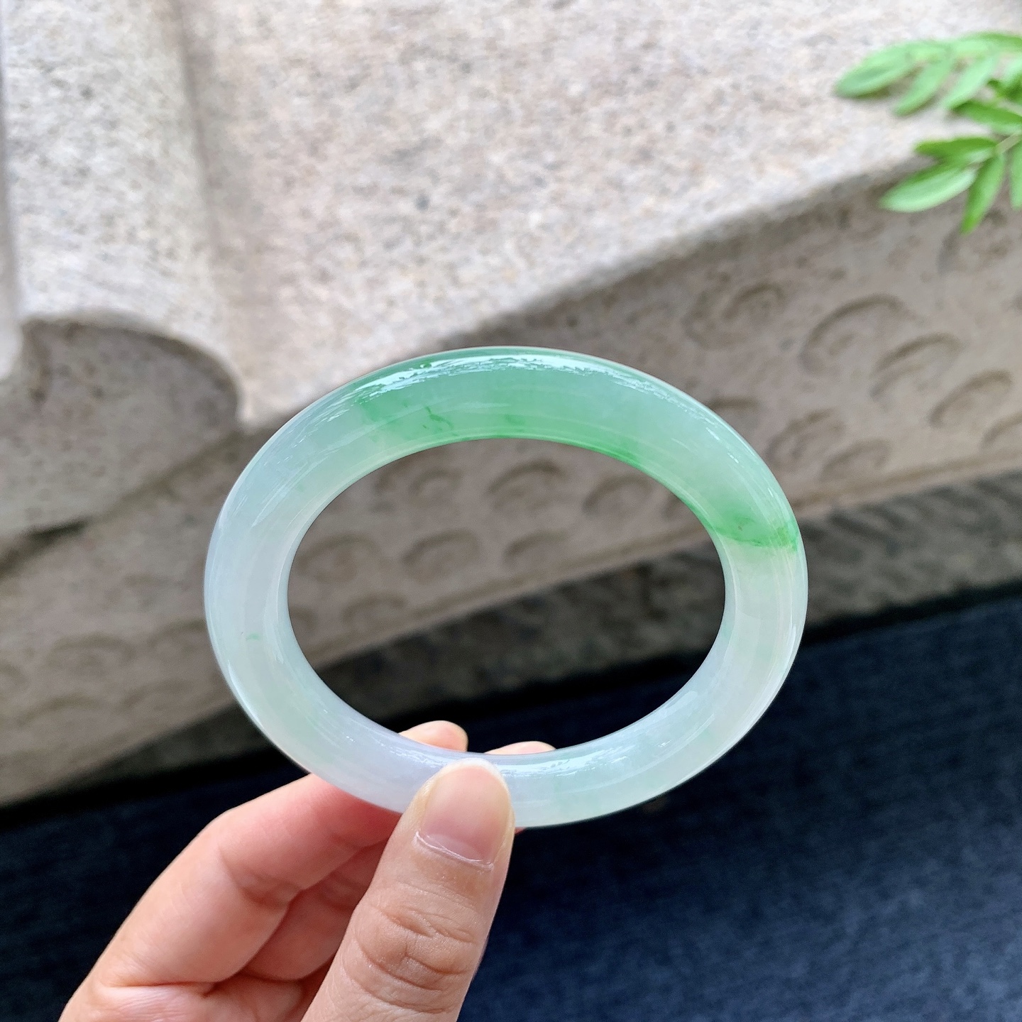 圆条55 56,圈口56/10.2/10,编码G9082932,糯冰飘绿，水润，种老，细腻，有纹线
