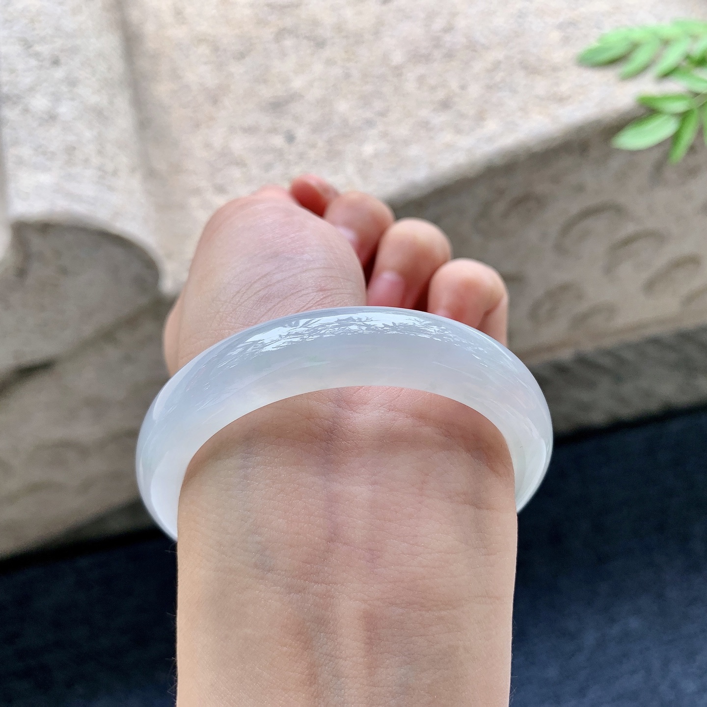 正圈51 52,圈口52.5/11.8/8,A2082918,糯冰底色，水润，种老，细腻，打灯有纹线