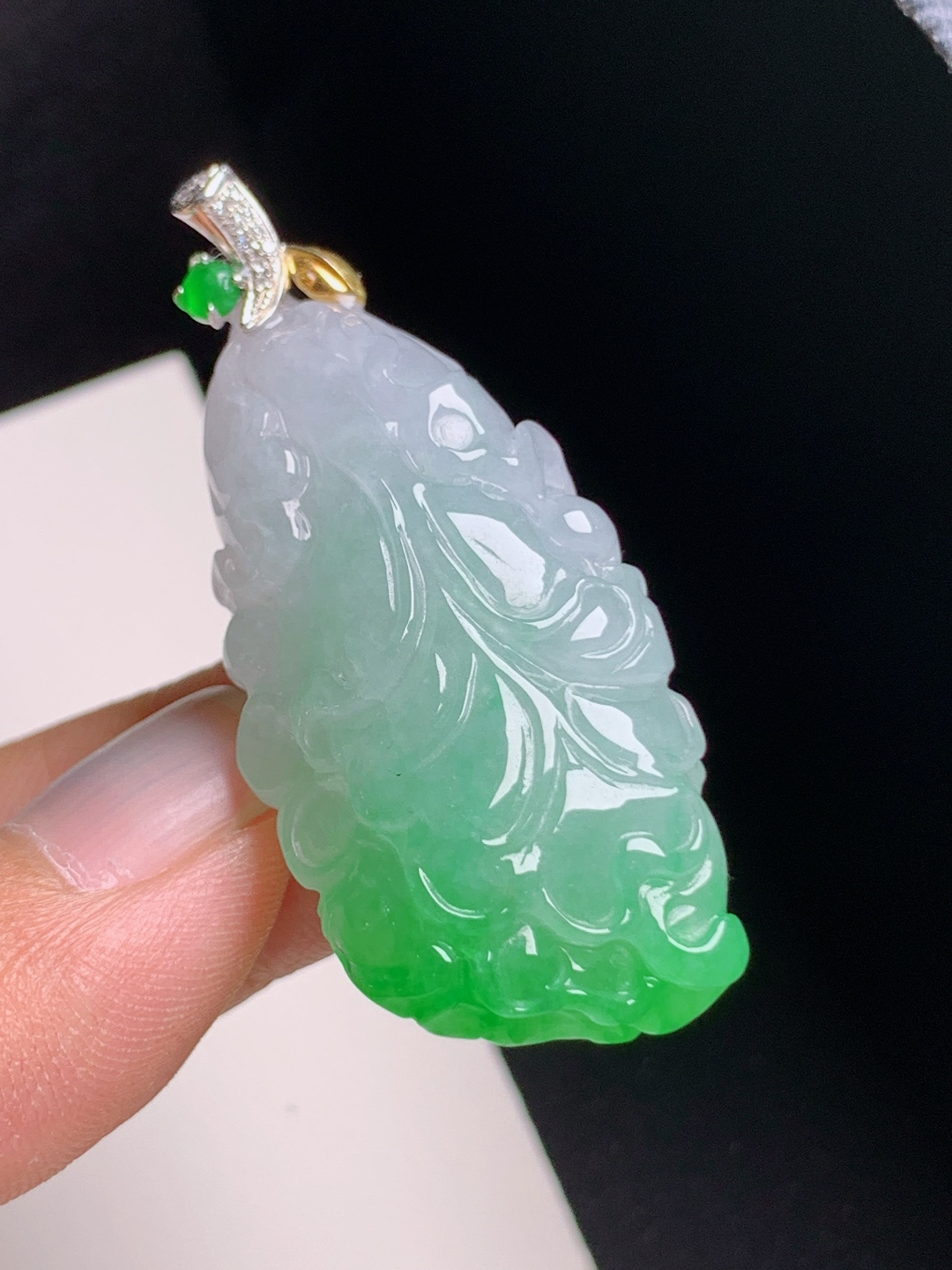 冰种绿白菜吊坠，翠色鲜亮，做工精致，百财聚来