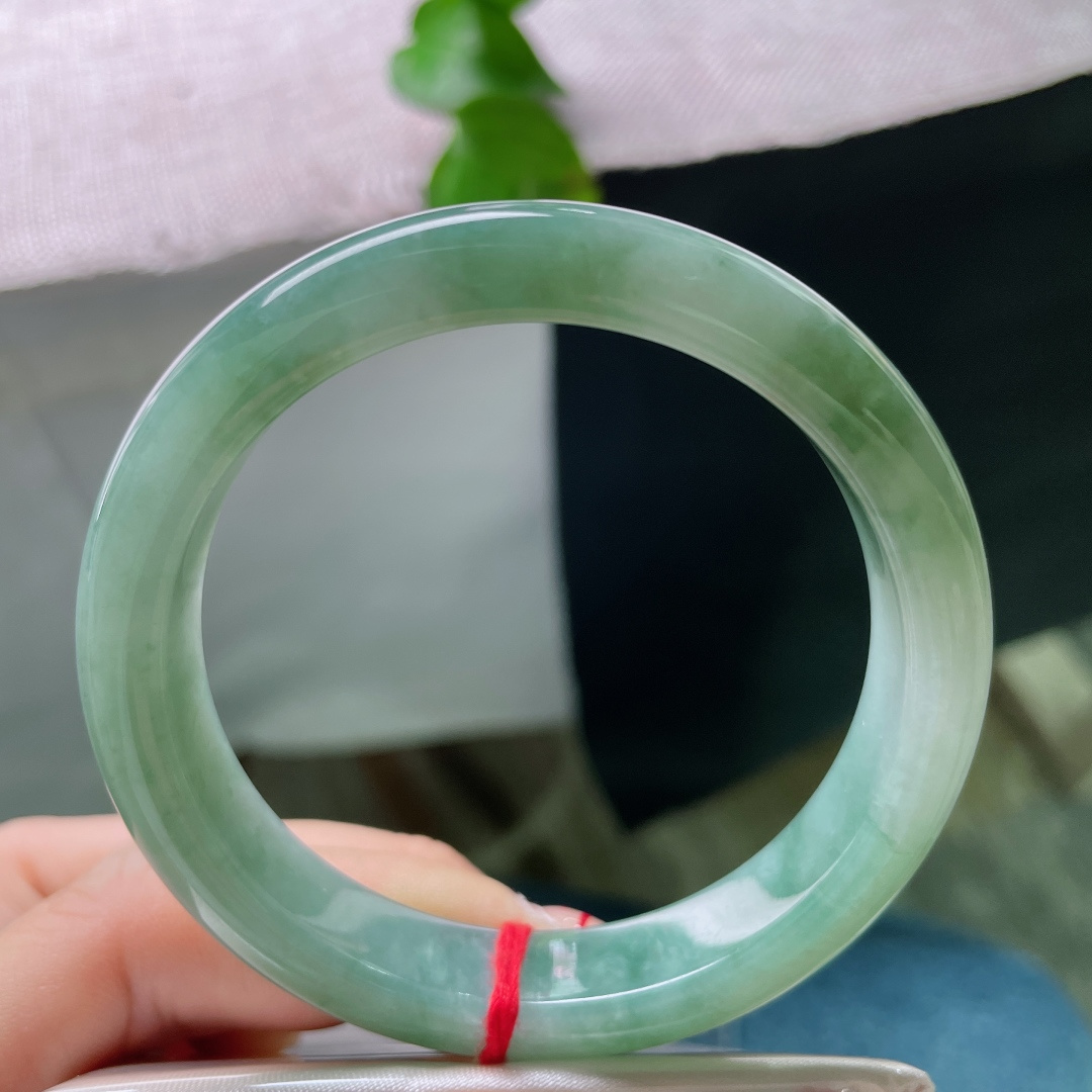 绿底飘花正圈，无裂，玉质浑厚通透，形制端庄圆润，佩戴稳重大方。ss54372a。
