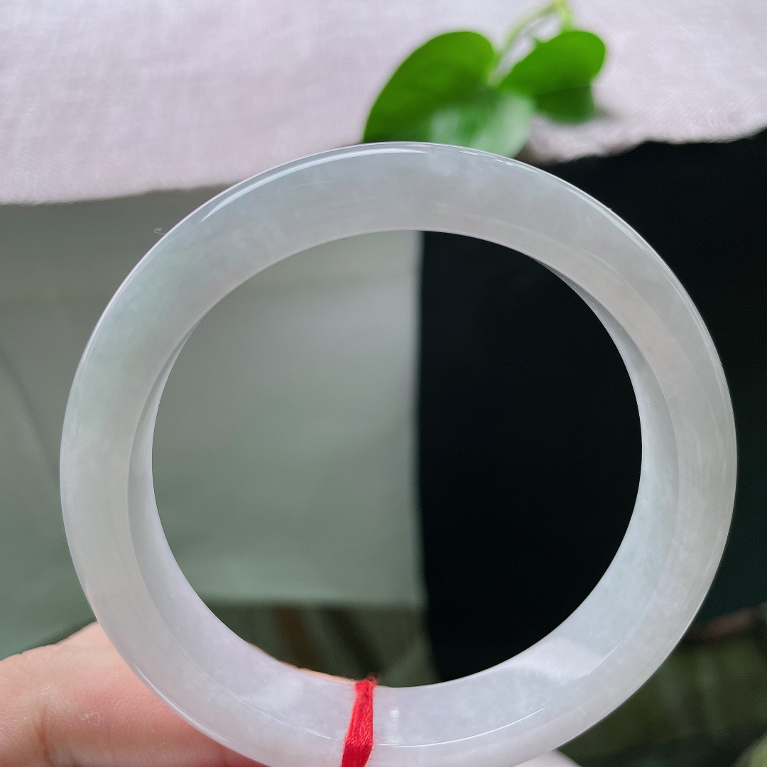 白底正圈，温柔水润，素净清透衬出腕间简约雅致，晶体感，ss54876a