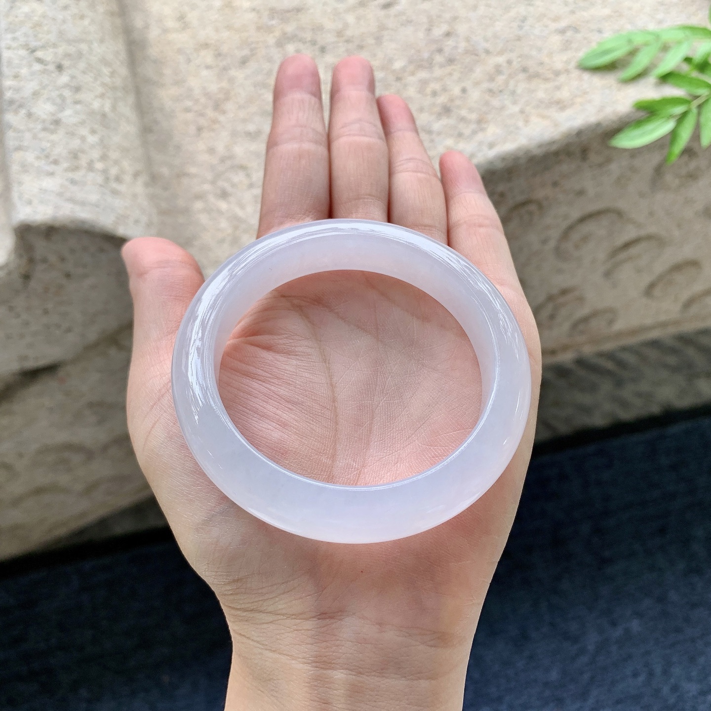 正圈55 56，圈口55/12/8.8，编码WW082949，糯冰淡粉紫，水润，种老，细腻，打灯有纹线