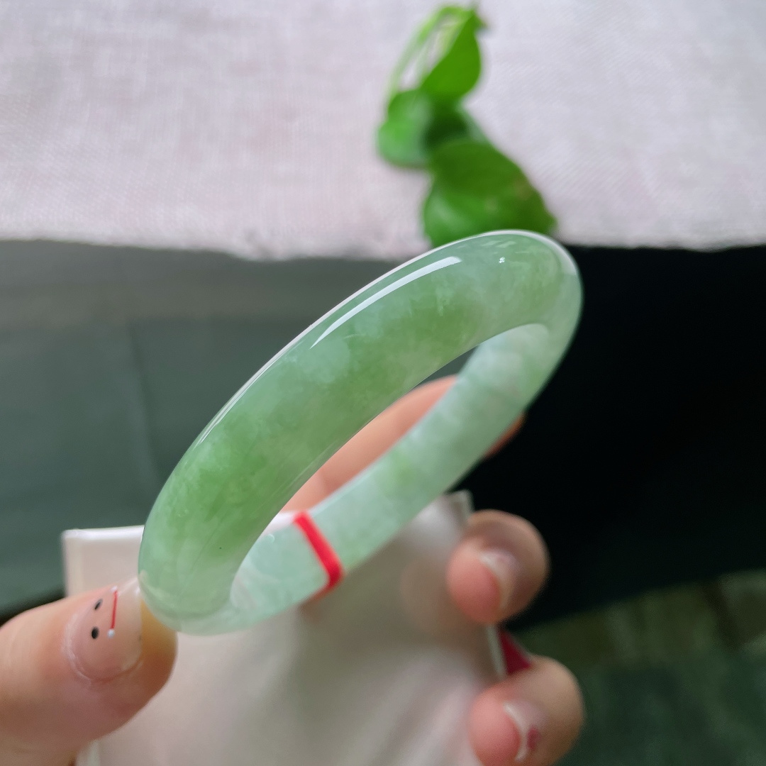 绿底正圈，晶体感，晴水冰种翡翠镯，翠色鲜嫩温润，似春风拂过万物复苏，清新灵动。ss54992a。