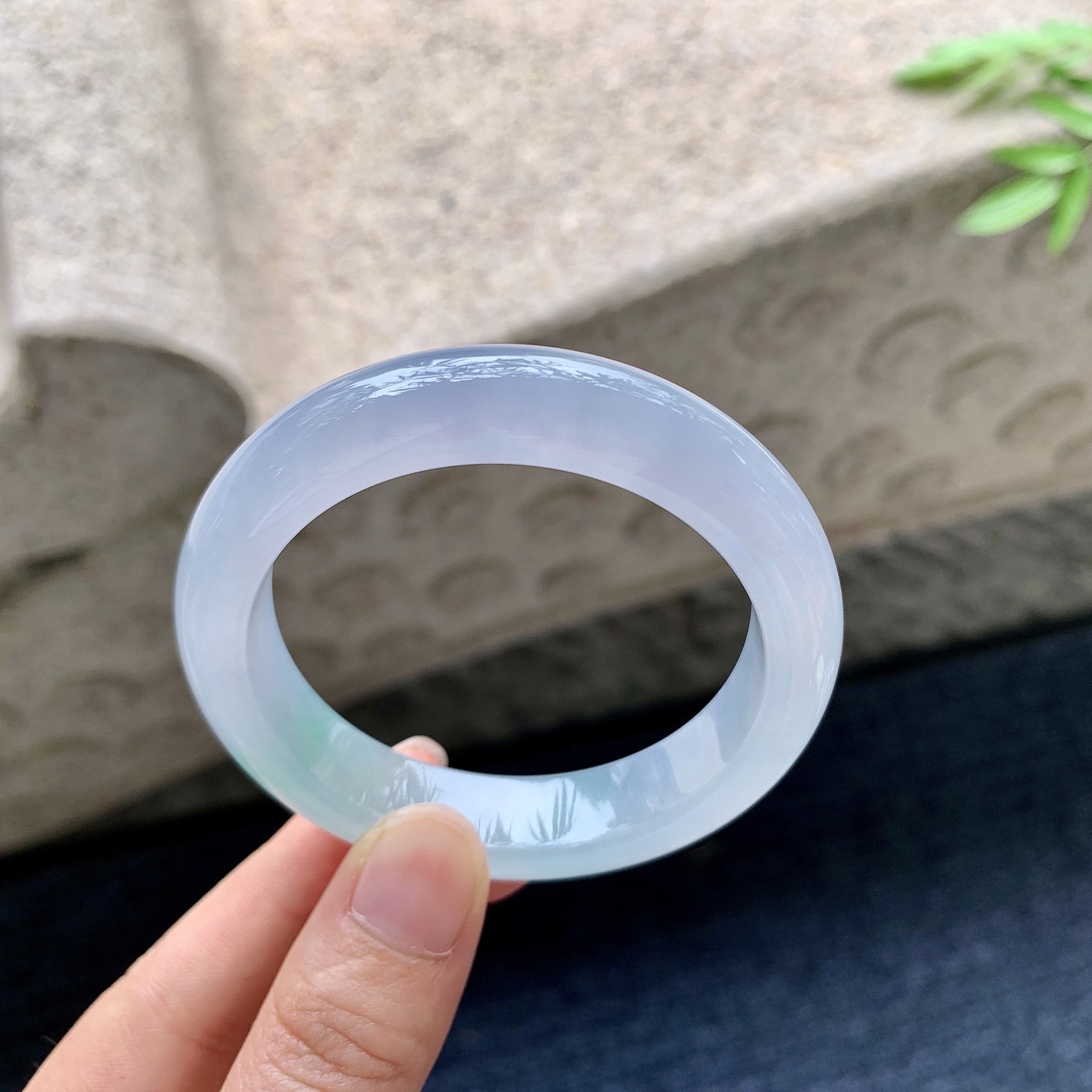 正圈49 50，圈口50.7/12.2/8.2，编码G7082919，描述糯冰飘绿，水润，种老，细腻，打灯有棉纹