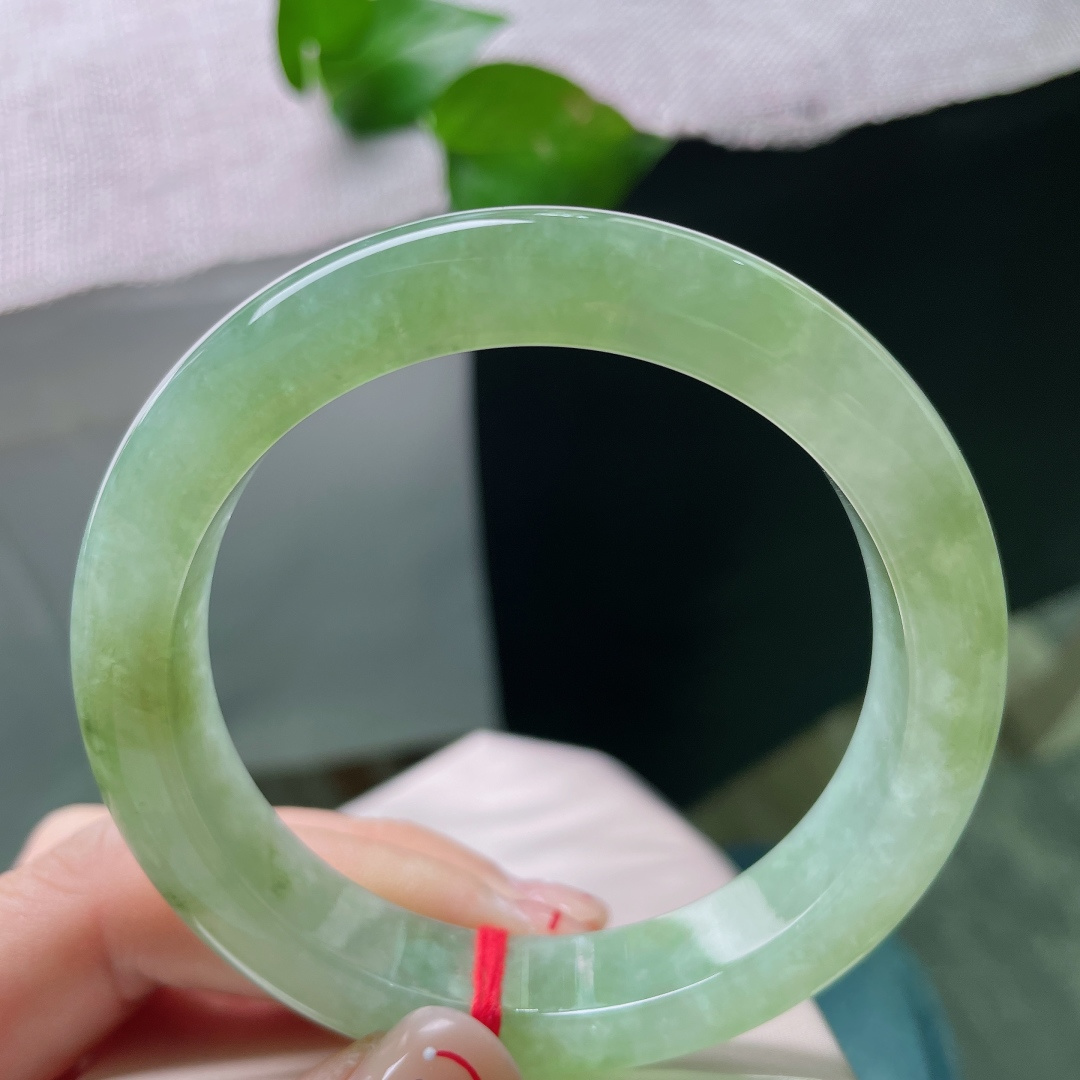 浅绿色正圈，晶体感，嫩翠新芽铺满玉镯，满是春日破土新生的清鲜灵气。ss54984a。