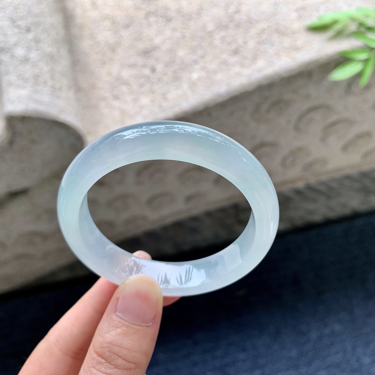正圈49 50，圈口50.3/12/7.4，编码A2082908，冰糯底色，水润，种老，细腻，打灯有棉纹