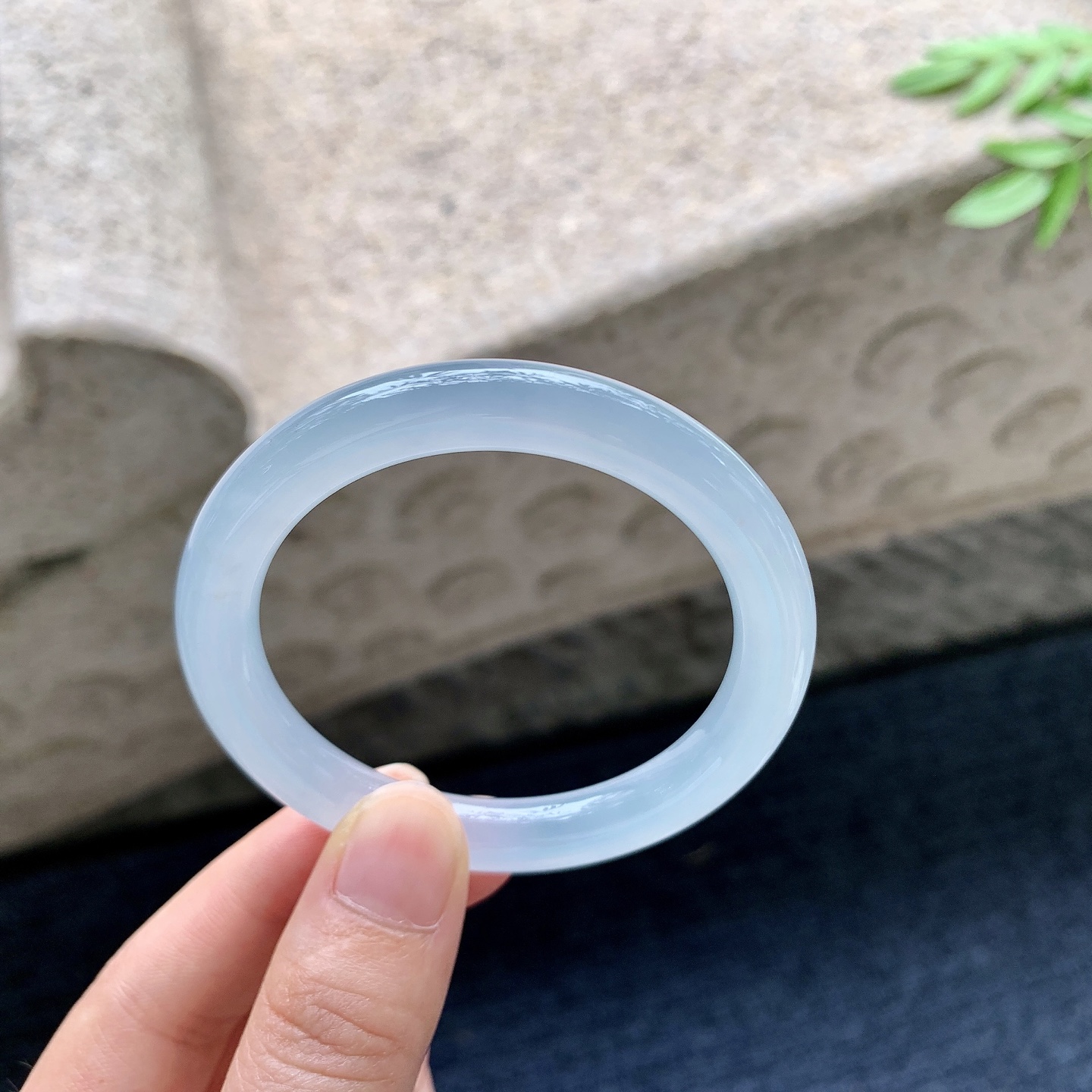 圆条48 49,圈口49.6/8.2/8.2,编码G9082933,冰糯紫底，水润，种老，细腻，有纹线